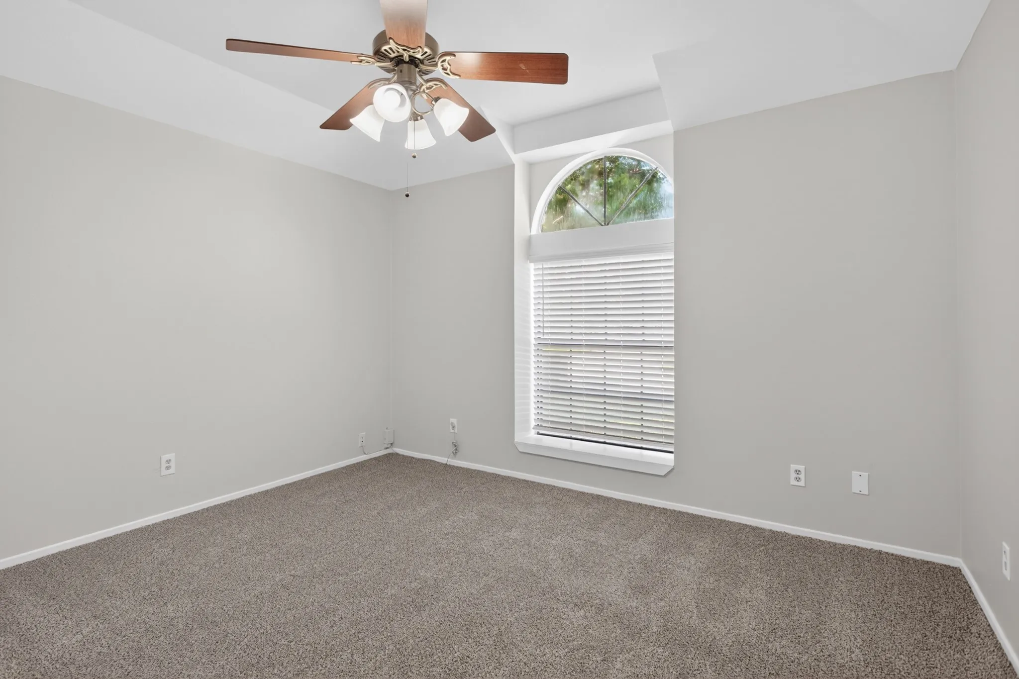 Single Family Residence For Rent in Denton County , 5301 Tartan Circle, Denton, Texas 76208, 3 Bedroom, 2 Bathroom, 2 Garage spaces, 1,568 Sqft, built in 1992, mls#21299977, Real Estate Agent in Denton, Homes For Rent in Denton county, Homes For Rent in Denton, Realtor in Denton Texas, Real Estate Brokerage Independent Realty Texas, Luminita Cordes Realtor