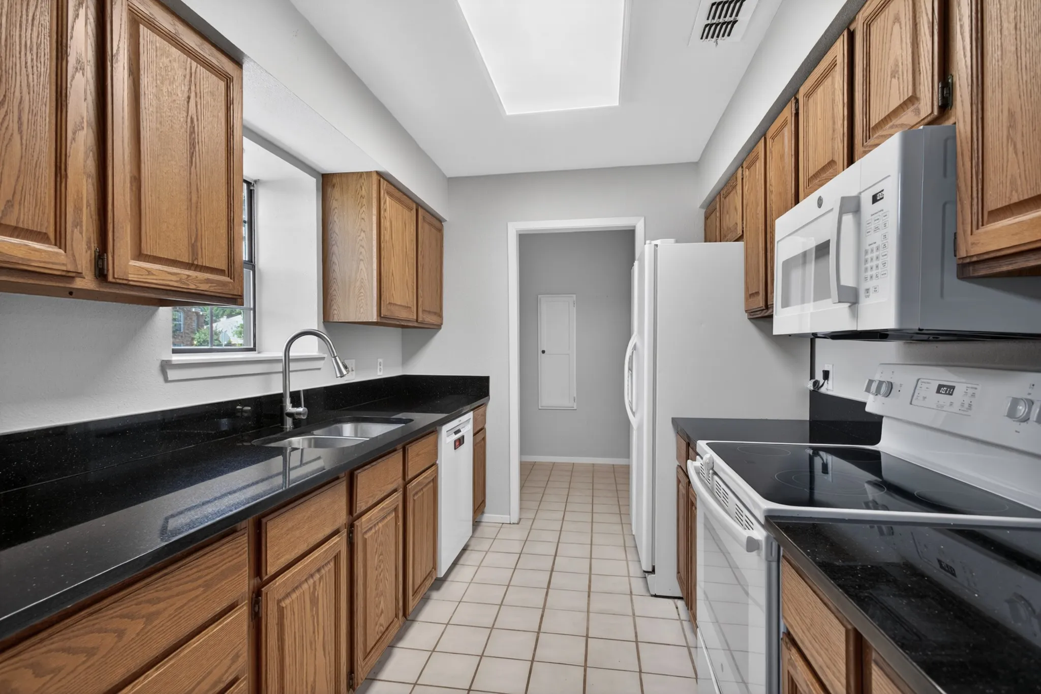 Single Family Residence For Rent in Denton County , 5301 Tartan Circle, Denton, Texas 76208, 3 Bedroom, 2 Bathroom, 2 Garage spaces, 1,568 Sqft, built in 1992, mls#21299977, Real Estate Agent in Denton, Homes For Rent in Denton county, Homes For Rent in Denton, Realtor in Denton Texas, Real Estate Brokerage Independent Realty Texas, Luminita Cordes Realtor