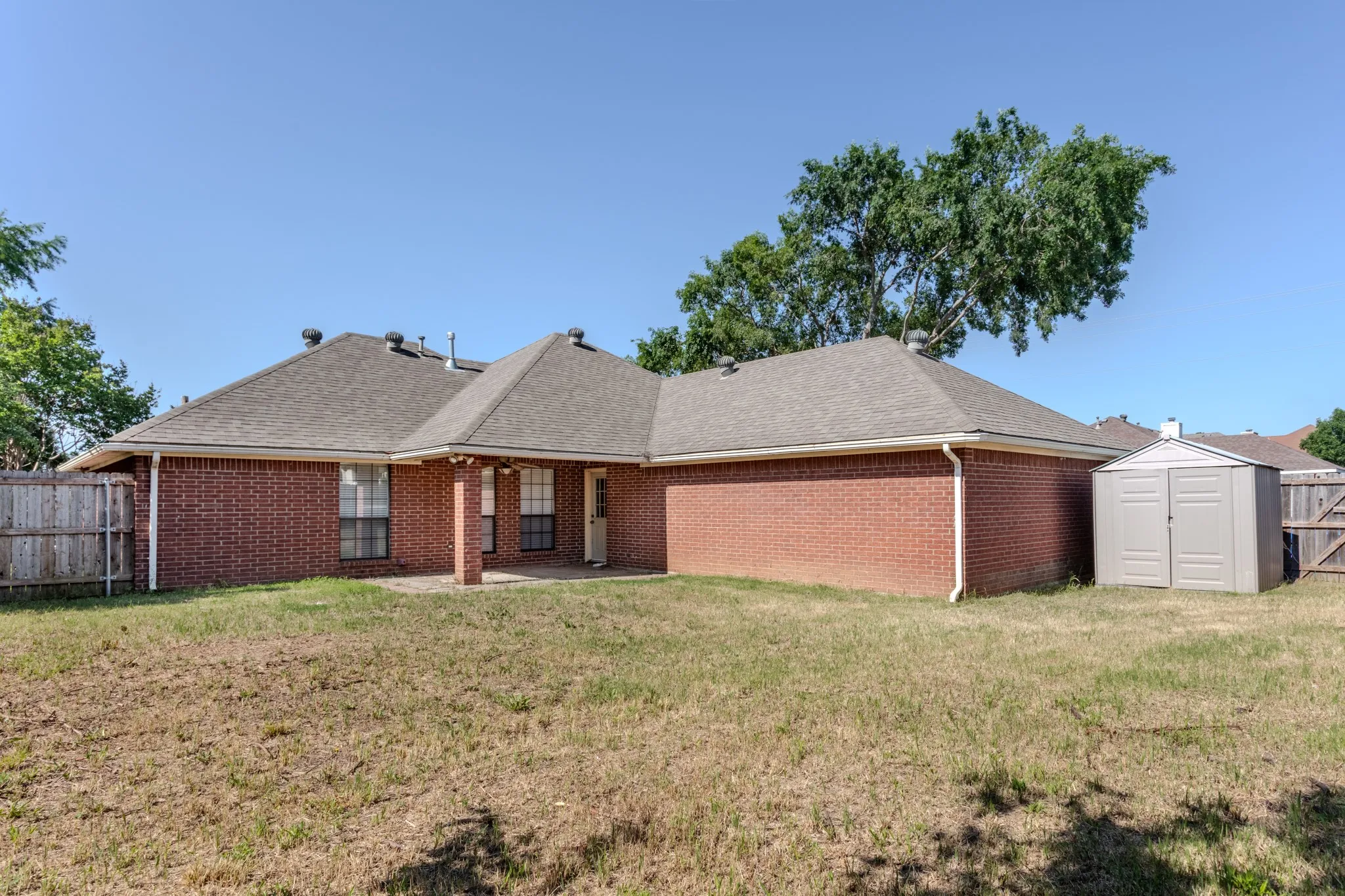 Single Family Residence For Rent in Denton County , 5301 Tartan Circle, Denton, Texas 76208, 3 Bedroom, 2 Bathroom, 2 Garage spaces, 1,568 Sqft, built in 1992, mls#21299977, Real Estate Agent in Denton, Homes For Rent in Denton county, Homes For Rent in Denton, Realtor in Denton Texas, Real Estate Brokerage Independent Realty Texas, Luminita Cordes Realtor