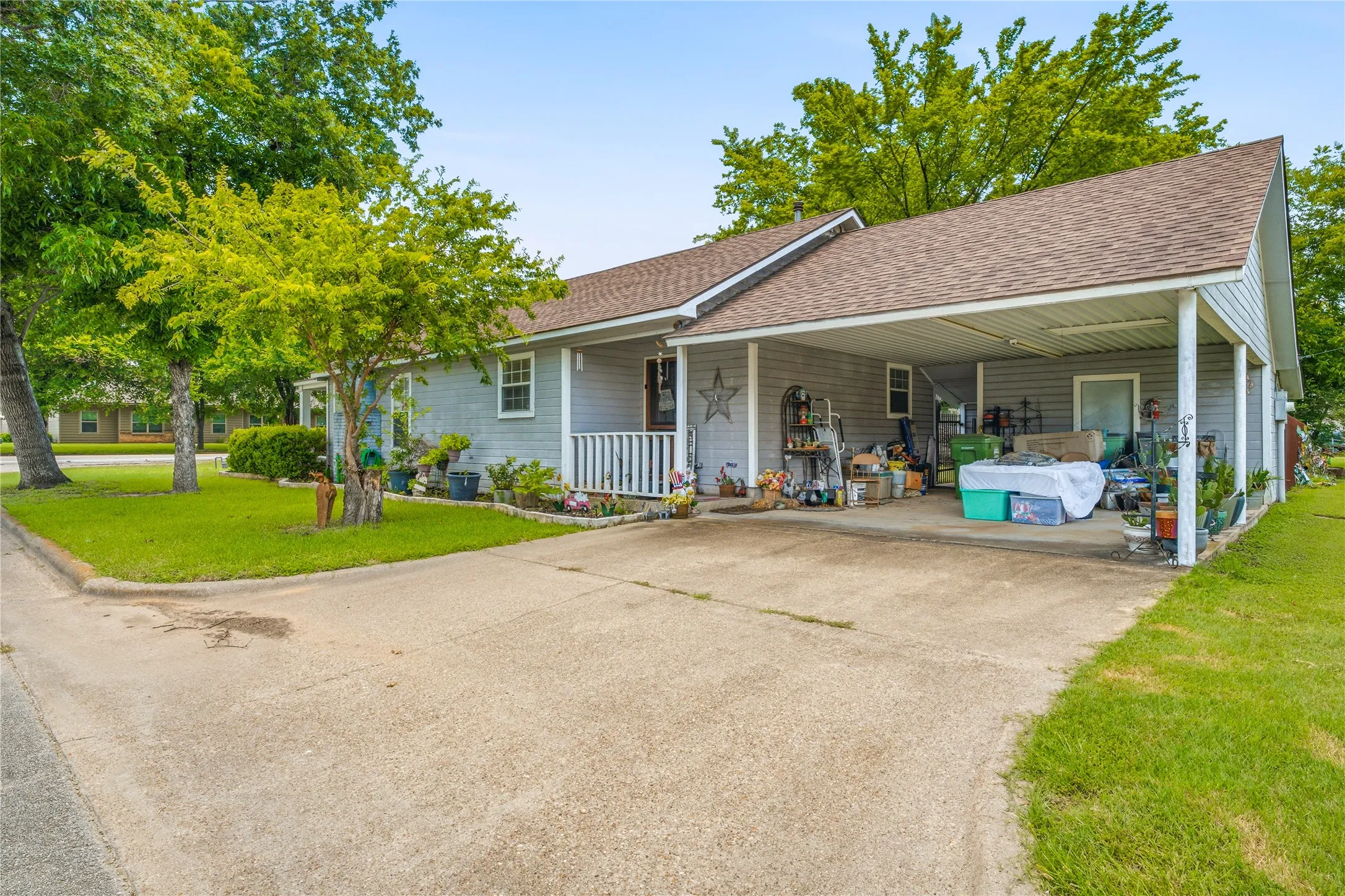 Single Family Residence For Sale in Somervell County , 200 Austin Road, Glen Rose, Texas 76043, 2 Bedroom, 2 Bathroom, Garage spaces, 1,040 Sqft, built in 1949, mls#21301772, Real Estate Agent in Glen Rose, Homes For Sale in Somervell county, Homes For Sale in Glen Rose, Realtor in Glen Rose Texas, Real Estate Brokerage Independent Realty Texas, Luminita Cordes Realtor