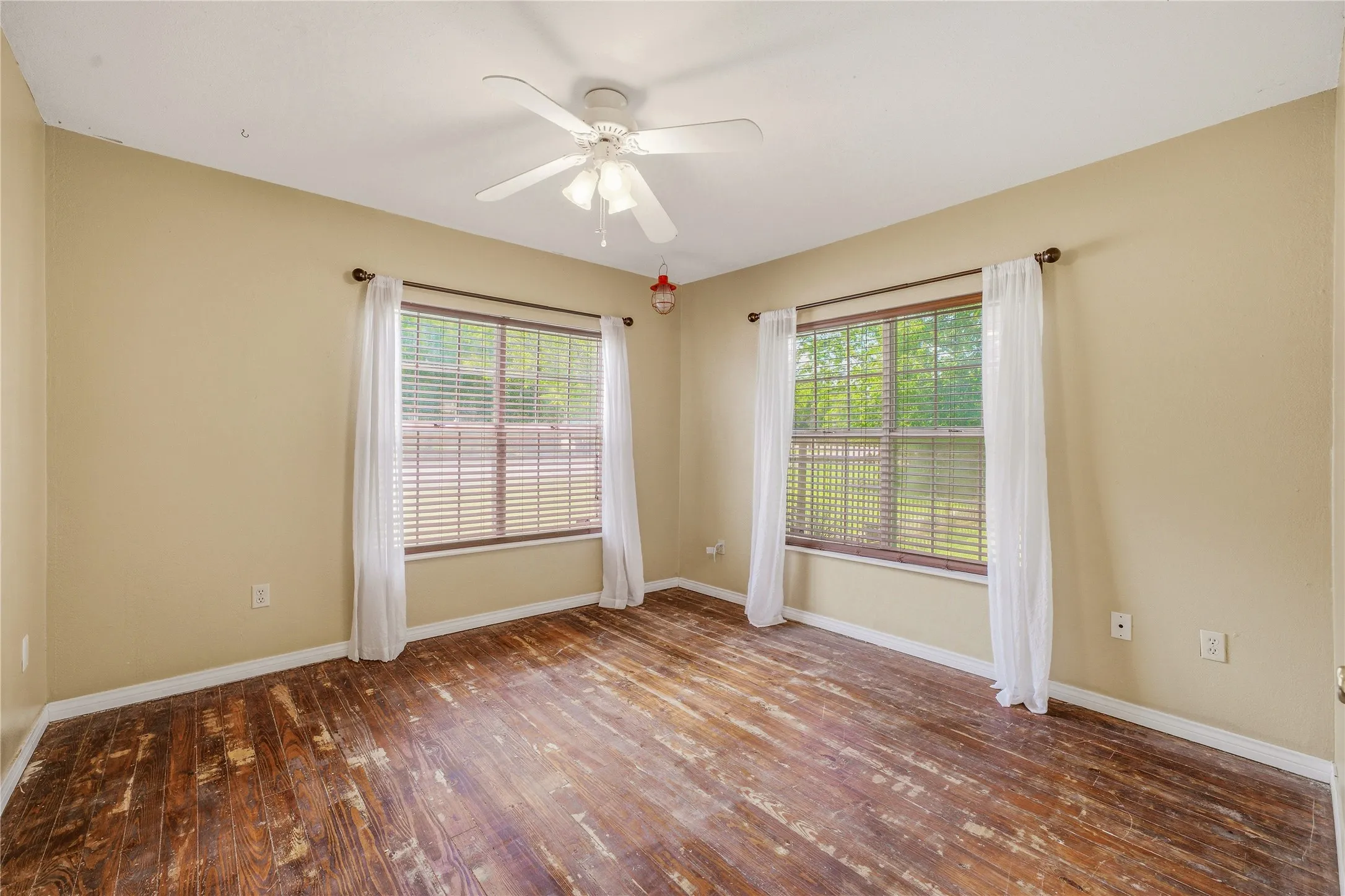 Single Family Residence For Sale in Somervell County , 200 Austin Road, Glen Rose, Texas 76043, 2 Bedroom, 2 Bathroom, Garage spaces, 1,040 Sqft, built in 1949, mls#21301772, Real Estate Agent in Glen Rose, Homes For Sale in Somervell county, Homes For Sale in Glen Rose, Realtor in Glen Rose Texas, Real Estate Brokerage Independent Realty Texas, Luminita Cordes Realtor