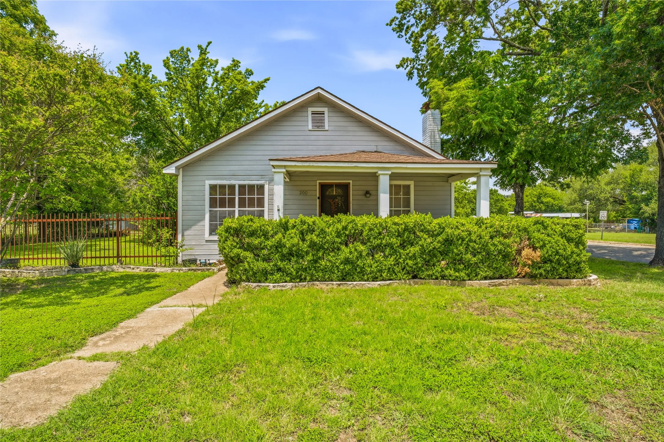 Single Family Residence For Sale in Somervell County , 200 Austin Road, Glen Rose, Texas 76043, 2 Bedroom, 2 Bathroom, Garage spaces, 1,040 Sqft, built in 1949, mls#21301772, Real Estate Agent in Glen Rose, Homes For Sale in Somervell county, Homes For Sale in Glen Rose, Realtor in Glen Rose Texas, Real Estate Brokerage Independent Realty Texas, Luminita Cordes Realtor