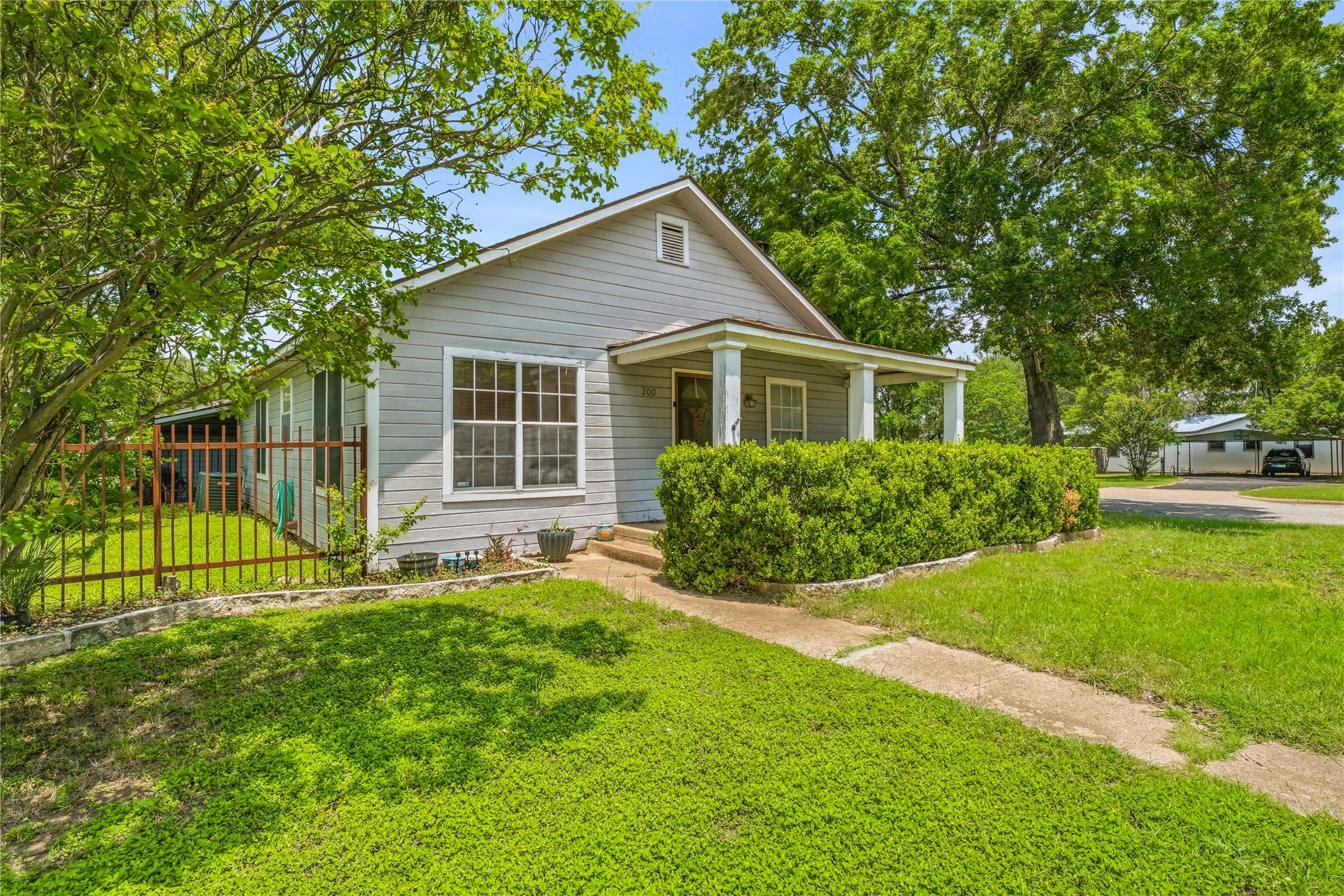 Single Family Residence For Sale in Somervell County , 200 Austin Road, Glen Rose, Texas 76043, 2 Bedroom, 2 Bathroom, Garage spaces, 1,040 Sqft, built in 1949, mls#21301772, Real Estate Agent in Glen Rose, Homes For Sale in Somervell county, Homes For Sale in Glen Rose, Realtor in Glen Rose Texas, Real Estate Brokerage Independent Realty Texas, Luminita Cordes Realtor