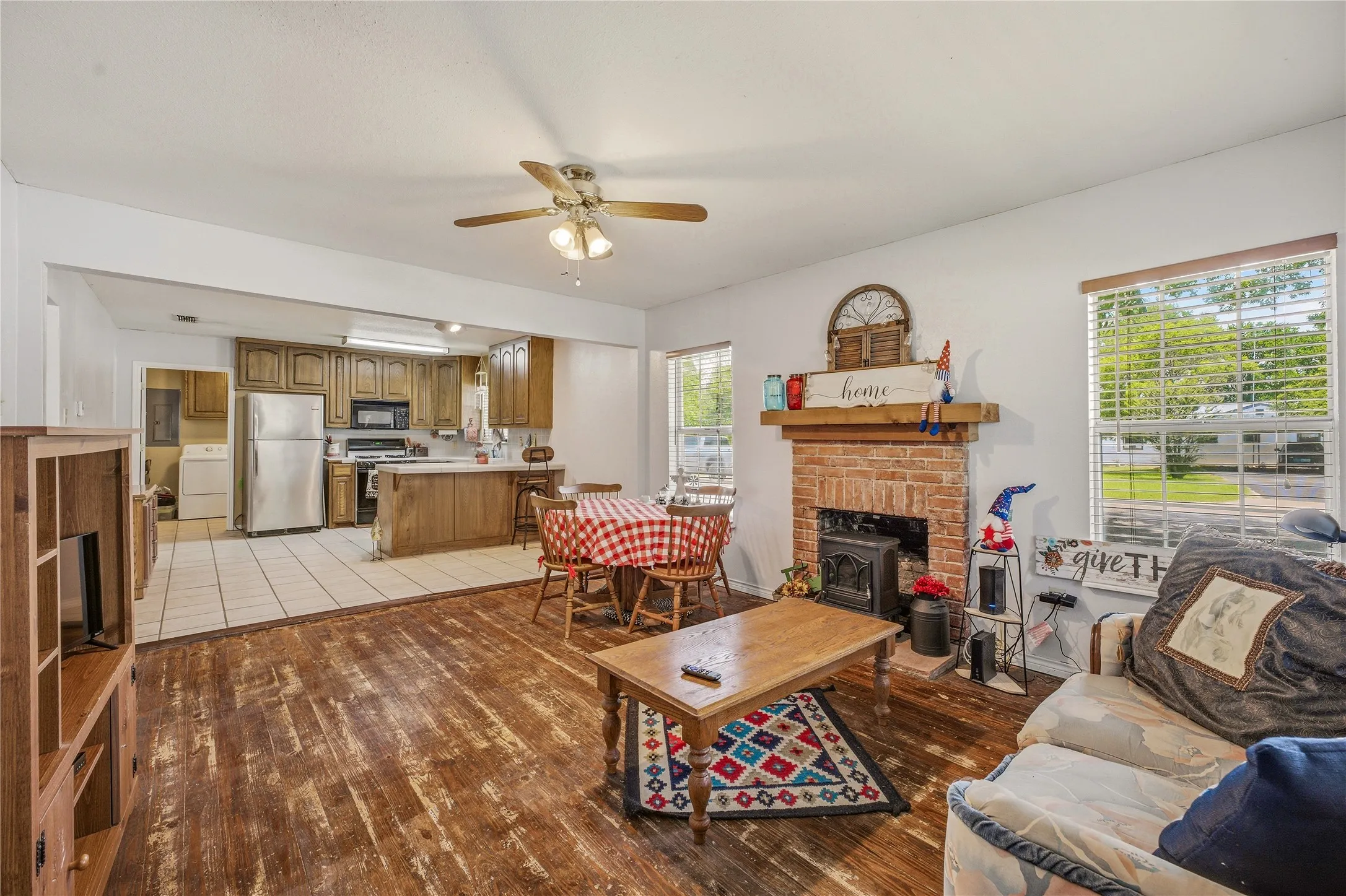Single Family Residence For Sale in Somervell County , 200 Austin Road, Glen Rose, Texas 76043, 2 Bedroom, 2 Bathroom, Garage spaces, 1,040 Sqft, built in 1949, mls#21301772, Real Estate Agent in Glen Rose, Homes For Sale in Somervell county, Homes For Sale in Glen Rose, Realtor in Glen Rose Texas, Real Estate Brokerage Independent Realty Texas, Luminita Cordes Realtor