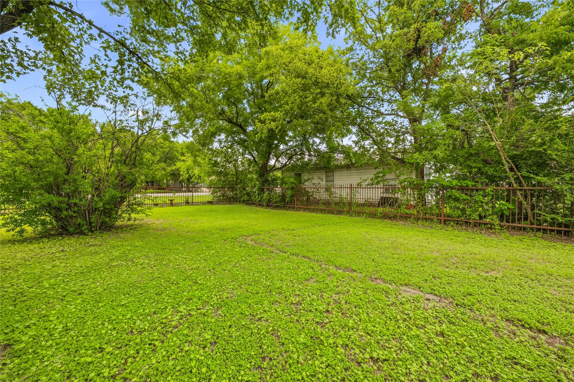 Single Family Residence For Sale in Somervell County , 200 Austin Road, Glen Rose, Texas 76043, 2 Bedroom, 2 Bathroom, Garage spaces, 1,040 Sqft, built in 1949, mls#21301772, Real Estate Agent in Glen Rose, Homes For Sale in Somervell county, Homes For Sale in Glen Rose, Realtor in Glen Rose Texas, Real Estate Brokerage Independent Realty Texas, Luminita Cordes Realtor