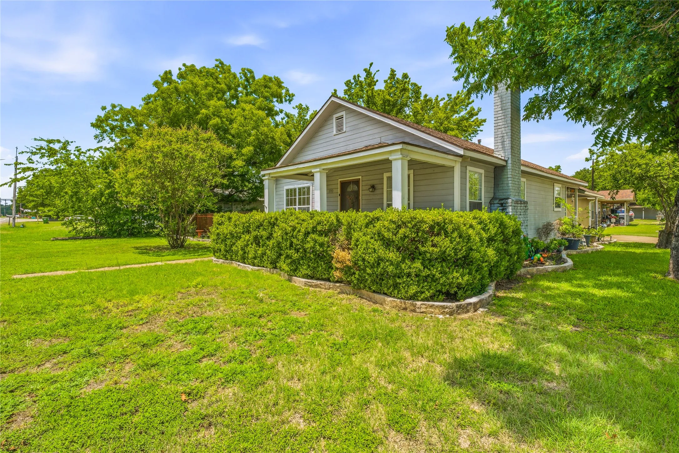 Single Family Residence For Sale in Somervell County , 200 Austin Road, Glen Rose, Texas 76043, 2 Bedroom, 2 Bathroom, Garage spaces, 1,040 Sqft, built in 1949, mls#21301772, Real Estate Agent in Glen Rose, Homes For Sale in Somervell county, Homes For Sale in Glen Rose, Realtor in Glen Rose Texas, Real Estate Brokerage Independent Realty Texas, Luminita Cordes Realtor