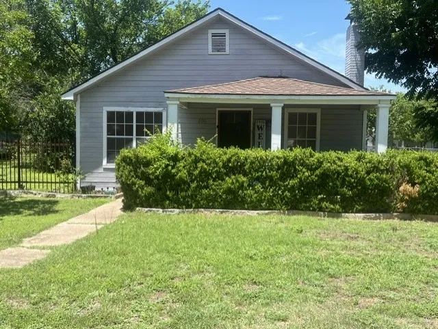 Single Family Residence For Sale in Somervell County , 200 Austin Road, Glen Rose, Texas 76043, 2 Bedroom, 2 Bathroom, Garage spaces, 1,040 Sqft, built in 1949, mls#21301772, Real Estate Agent in Glen Rose, Homes For Sale in Somervell county, Homes For Sale in Glen Rose, Realtor in Glen Rose Texas, Real Estate Brokerage Independent Realty Texas, Luminita Cordes Realtor