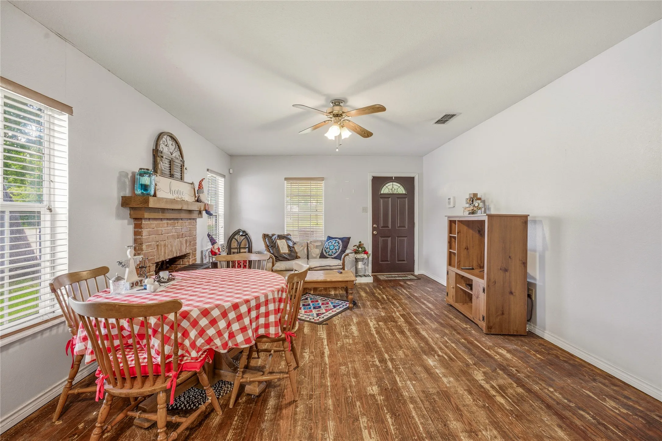 Single Family Residence For Sale in Somervell County , 200 Austin Road, Glen Rose, Texas 76043, 2 Bedroom, 2 Bathroom, Garage spaces, 1,040 Sqft, built in 1949, mls#21301772, Real Estate Agent in Glen Rose, Homes For Sale in Somervell county, Homes For Sale in Glen Rose, Realtor in Glen Rose Texas, Real Estate Brokerage Independent Realty Texas, Luminita Cordes Realtor
