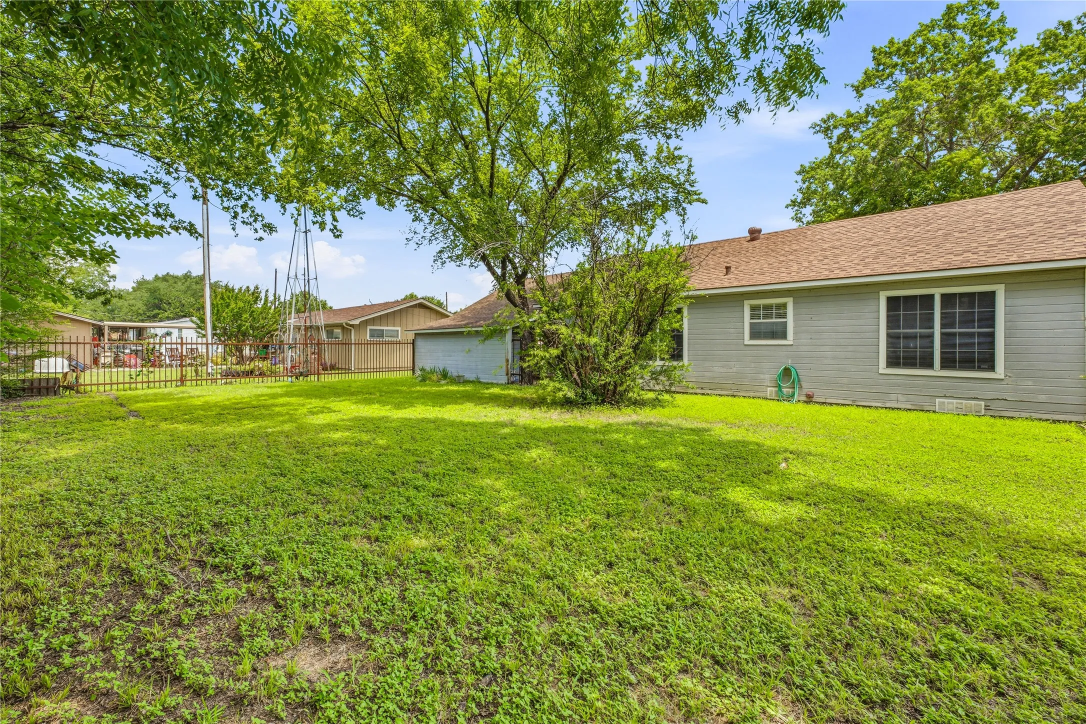 Single Family Residence For Sale in Somervell County , 200 Austin Road, Glen Rose, Texas 76043, 2 Bedroom, 2 Bathroom, Garage spaces, 1,040 Sqft, built in 1949, mls#21301772, Real Estate Agent in Glen Rose, Homes For Sale in Somervell county, Homes For Sale in Glen Rose, Realtor in Glen Rose Texas, Real Estate Brokerage Independent Realty Texas, Luminita Cordes Realtor