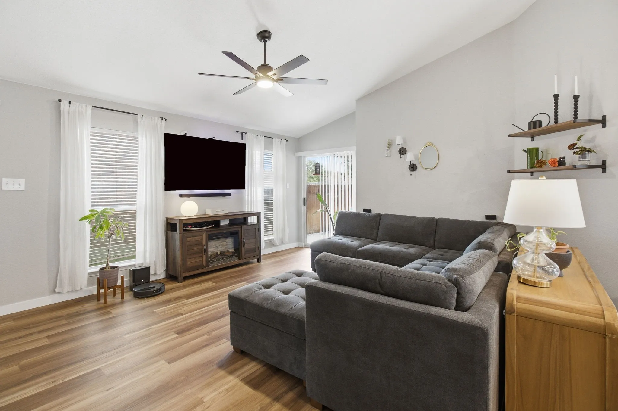 Single Family Residence For Rent in Tarrant County , 6005 Melanie Drive, Fort Worth, Texas 76131, 3 Bedroom, 2 Bathroom, 2 Garage spaces, 1,346 Sqft, built in 2006, mls#21301789, Real Estate Agent in Fort Worth, Homes For Rent in Tarrant county, Homes For Rent in Fort Worth, Realtor in Fort Worth Texas, Real Estate Brokerage Independent Realty Texas, Luminita Cordes Realtor
