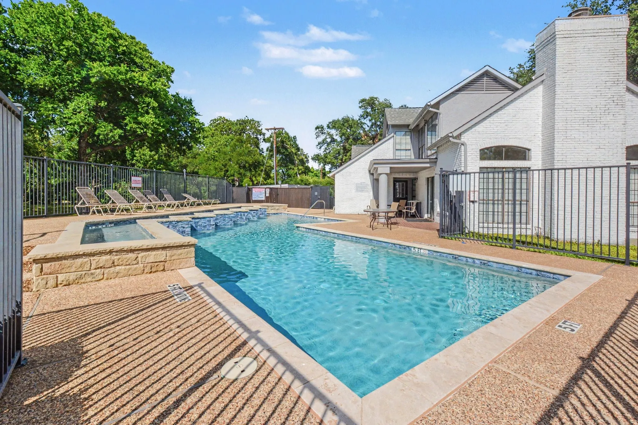 Clubhouse w/pool 2 of 2: Outdoor swimming pool with integrated spa and stone coping