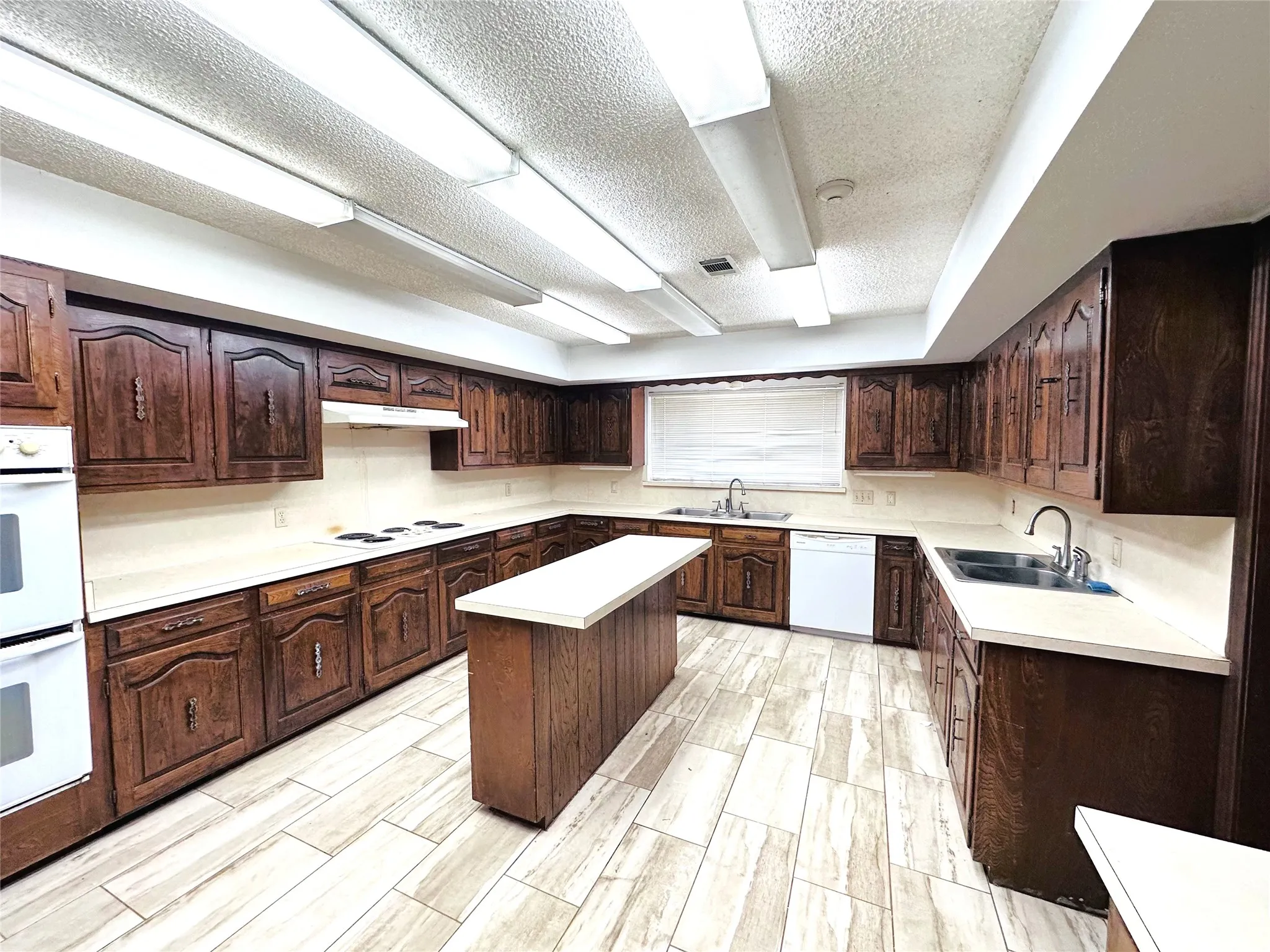 Single Family Residence For Sale in Dallas County , 722 E Wheatland, Duncanville, Texas 75116, 10 Bedroom, 6 Bathroom, 2 Garage spaces, 5,790 Sqft, built in 1970, mls#21299975, Real Estate Agent in Duncanville, Homes For Sale in Dallas county, Homes For Sale in Duncanville, Realtor in Duncanville Texas, Real Estate Brokerage Independent Realty Texas, Luminita Cordes Realtor