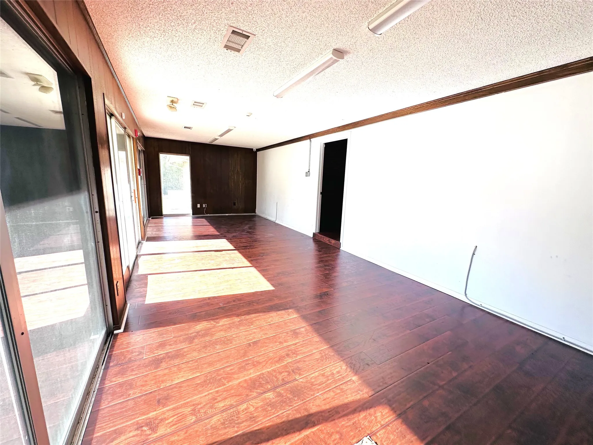 Single Family Residence For Sale in Dallas County , 722 E Wheatland, Duncanville, Texas 75116, 10 Bedroom, 6 Bathroom, 2 Garage spaces, 5,790 Sqft, built in 1970, mls#21299975, Real Estate Agent in Duncanville, Homes For Sale in Dallas county, Homes For Sale in Duncanville, Realtor in Duncanville Texas, Real Estate Brokerage Independent Realty Texas, Luminita Cordes Realtor