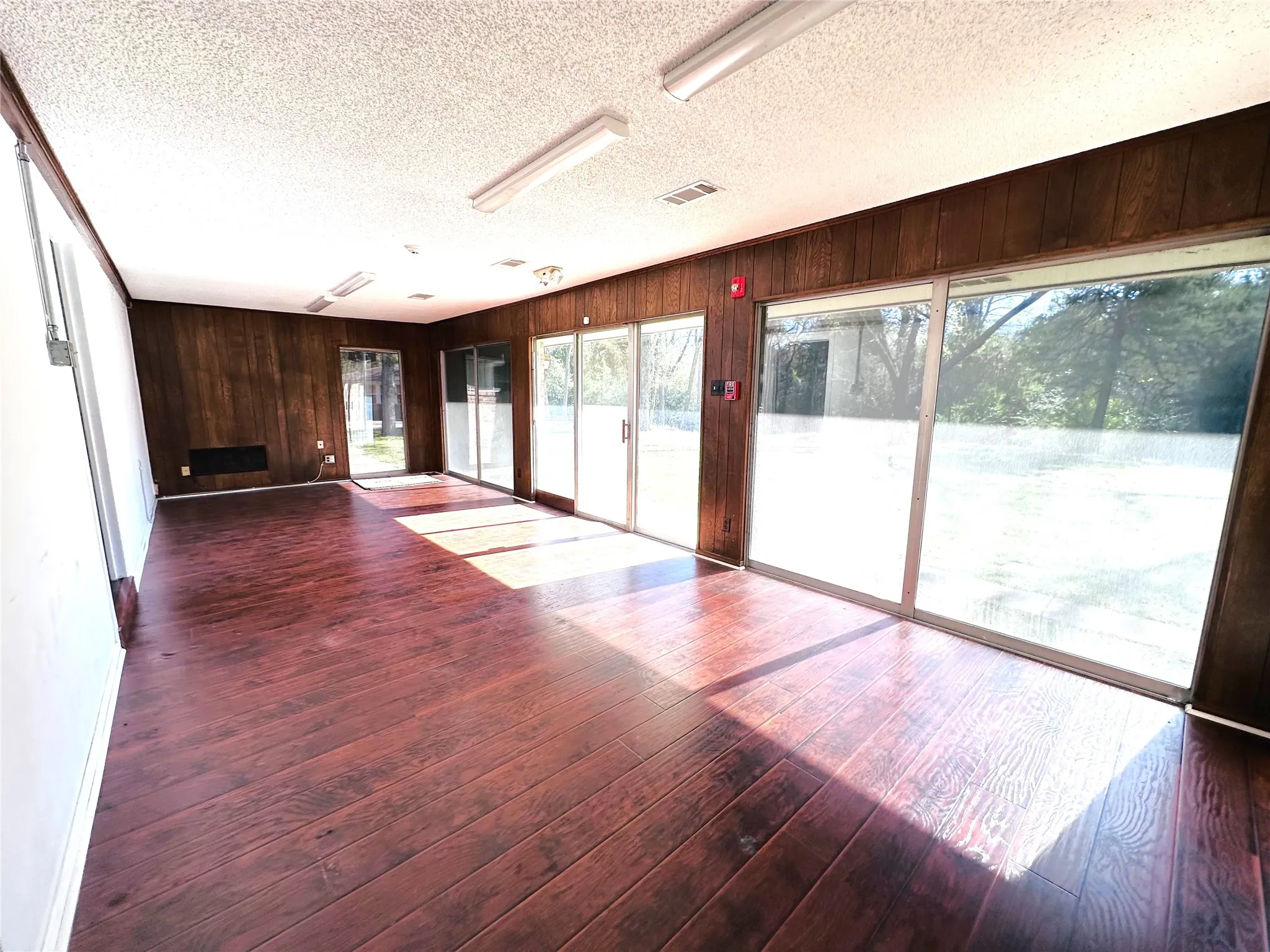 Single Family Residence For Sale in Dallas County , 722 E Wheatland, Duncanville, Texas 75116, 10 Bedroom, 6 Bathroom, 2 Garage spaces, 5,790 Sqft, built in 1970, mls#21299975, Real Estate Agent in Duncanville, Homes For Sale in Dallas county, Homes For Sale in Duncanville, Realtor in Duncanville Texas, Real Estate Brokerage Independent Realty Texas, Luminita Cordes Realtor