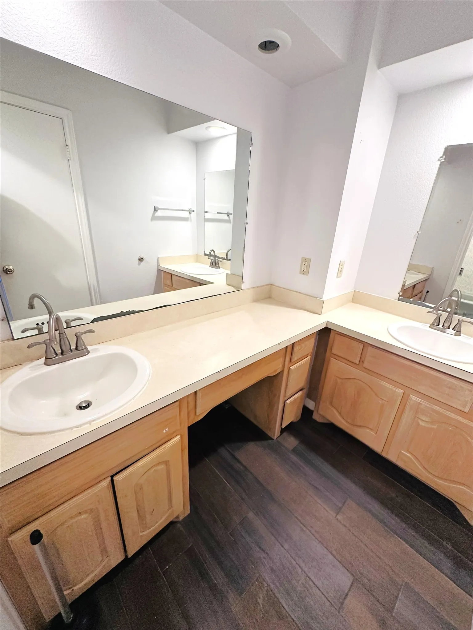 Single Family Residence For Sale in Dallas County , 722 E Wheatland, Duncanville, Texas 75116, 10 Bedroom, 6 Bathroom, 2 Garage spaces, 5,790 Sqft, built in 1970, mls#21299975, Real Estate Agent in Duncanville, Homes For Sale in Dallas county, Homes For Sale in Duncanville, Realtor in Duncanville Texas, Real Estate Brokerage Independent Realty Texas, Luminita Cordes Realtor