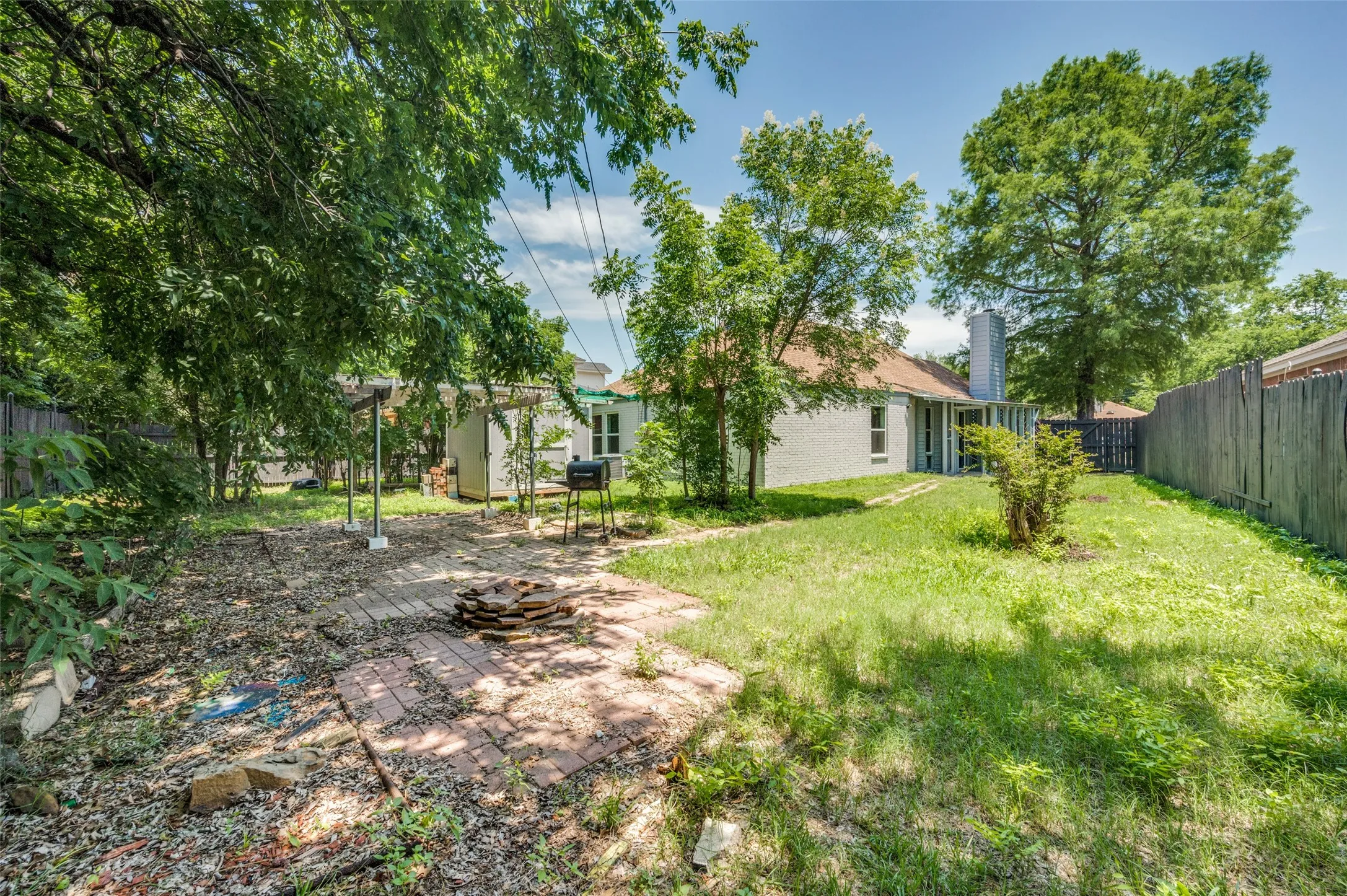 Single Family Residence For Sale in Dallas County , 1221 Hilburn Court, Irving, Texas 75060, 3 Bedroom, 2 Bathroom, 1 Garage spaces, 1,200 Sqft, built in 1987, mls#21301684, Real Estate Agent in Irving, Homes For Sale in Dallas county, Homes For Sale in Irving, Realtor in Irving Texas, Real Estate Brokerage Independent Realty Texas, Luminita Cordes Realtor
