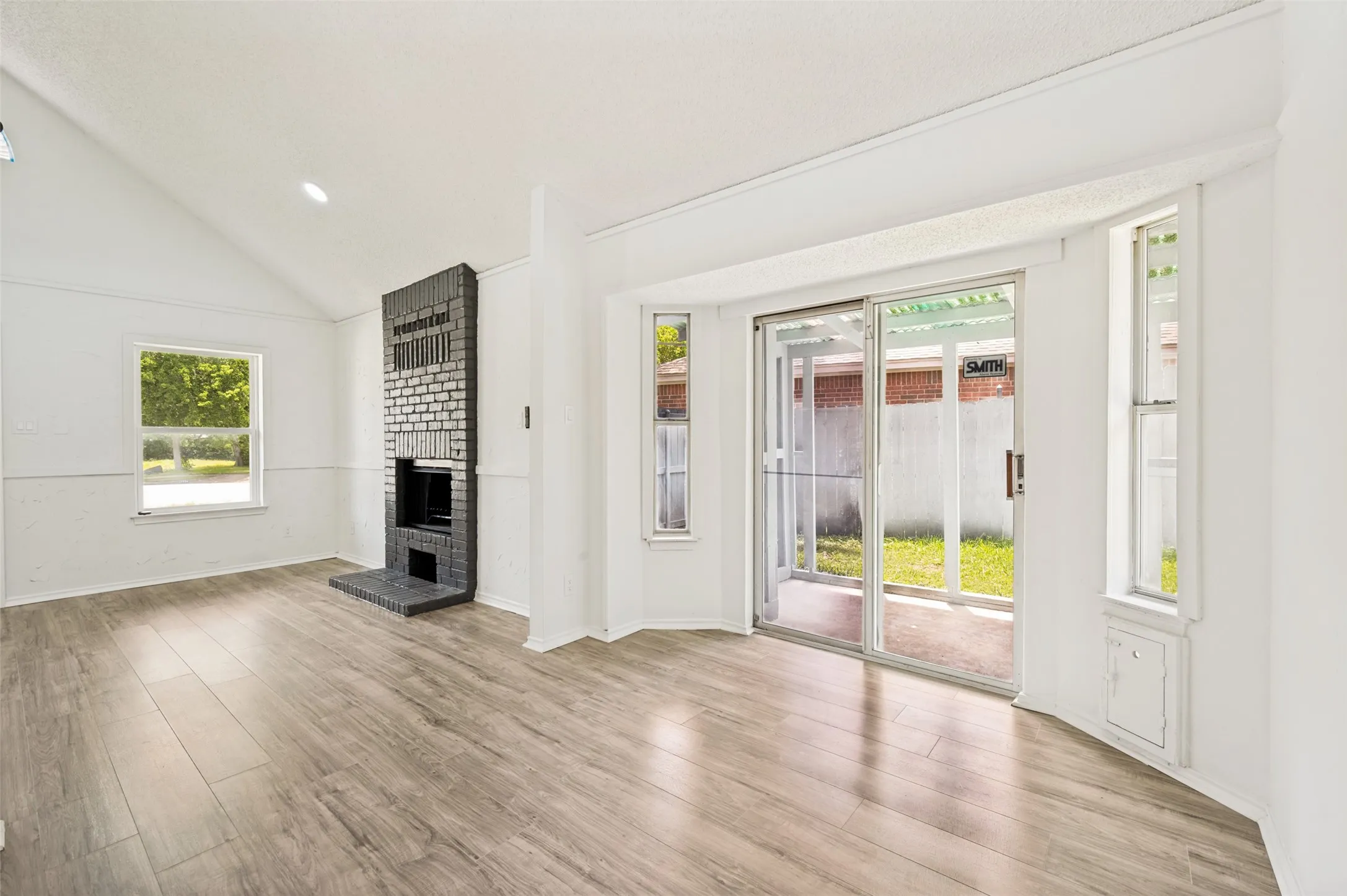 Single Family Residence For Sale in Dallas County , 1221 Hilburn Court, Irving, Texas 75060, 3 Bedroom, 2 Bathroom, 1 Garage spaces, 1,200 Sqft, built in 1987, mls#21301684, Real Estate Agent in Irving, Homes For Sale in Dallas county, Homes For Sale in Irving, Realtor in Irving Texas, Real Estate Brokerage Independent Realty Texas, Luminita Cordes Realtor