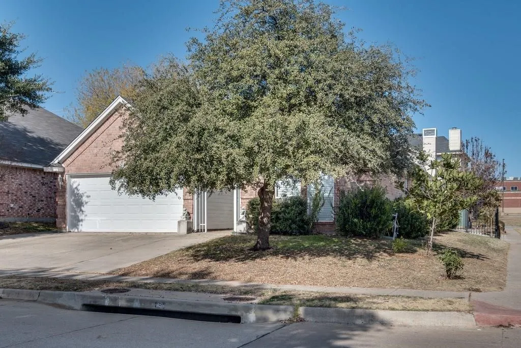 Single Family Residence For Sale in Tarrant County , 8841 San Joaquin Trail, Fort Worth, Texas 76118, 3 Bedrooms, 2 Bathrooms, 2 Garage spaces, 1,736 Sqft, built in 1997, Price $2,400, mls#21301819, Real Estate Agent in Fort Worth, Homes For Sale in Tarrant county, Homes For Sale in Fort Worth, Realtor in Fort Worth Texas, Real Estate Brokerage Independent Realty Texas, Luminita Cordes Realtor