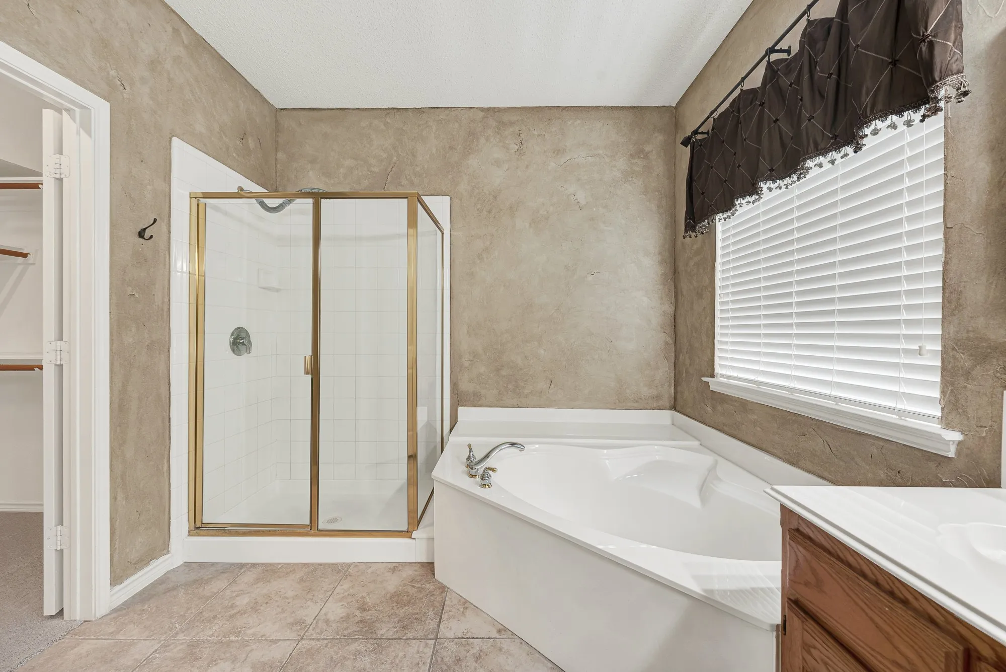 Garden Tub and seperate Shower.