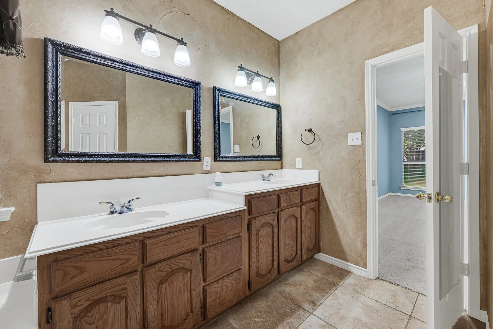 Dual sinks.