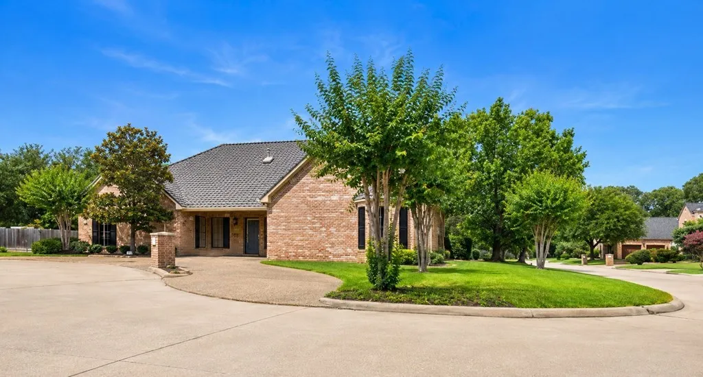 Single Family Residence For Sale in Henderson County , 706 Park Place Drive, Athens, Texas 75751, 3 Bedroom, 3 Bathroom, 2 Garage spaces, 2,266 Sqft, built in 2001, Price $439,000, mls#21301027, Real Estate Agent in Athens, Homes For Sale in Henderson county, Homes For Sale in Athens, Realtor in Athens Texas, Real Estate Brokerage Independent Realty Texas, Luminita Cordes Realtor