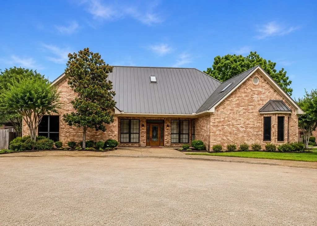 Single Family Residence For Sale in Henderson County , 706 Park Place Drive, Athens, Texas 75751, 3 Bedroom, 3 Bathroom, 2 Garage spaces, 2,266 Sqft, built in 2001, Price $439,000, mls#21301027, Real Estate Agent in Athens, Homes For Sale in Henderson county, Homes For Sale in Athens, Realtor in Athens Texas, Real Estate Brokerage Independent Realty Texas, Luminita Cordes Realtor