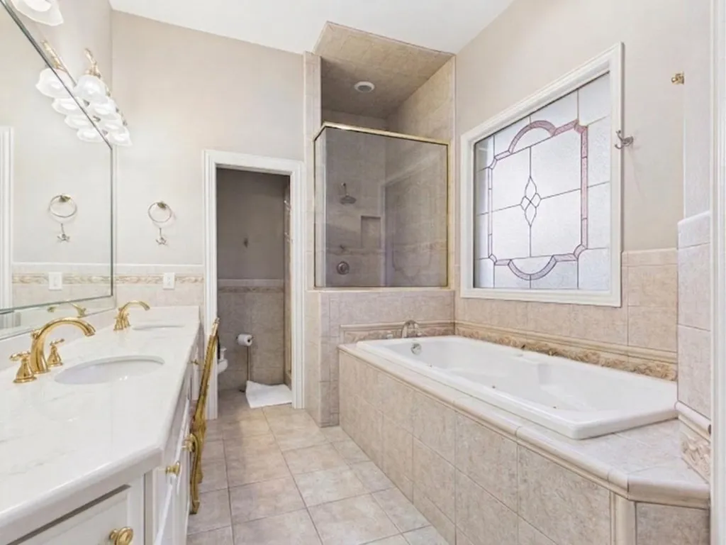 Single Family Residence For Sale in Henderson County , 706 Park Place Drive, Athens, Texas 75751, 3 Bedroom, 3 Bathroom, 2 Garage spaces, 2,266 Sqft, built in 2001, Price $439,000, mls#21301027, Real Estate Agent in Athens, Homes For Sale in Henderson county, Homes For Sale in Athens, Realtor in Athens Texas, Real Estate Brokerage Independent Realty Texas, Luminita Cordes Realtor