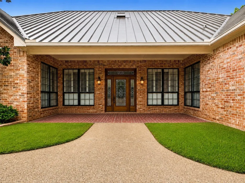 Single Family Residence For Sale in Henderson County , 706 Park Place Drive, Athens, Texas 75751, 3 Bedroom, 3 Bathroom, 2 Garage spaces, 2,266 Sqft, built in 2001, Price $439,000, mls#21301027, Real Estate Agent in Athens, Homes For Sale in Henderson county, Homes For Sale in Athens, Realtor in Athens Texas, Real Estate Brokerage Independent Realty Texas, Luminita Cordes Realtor