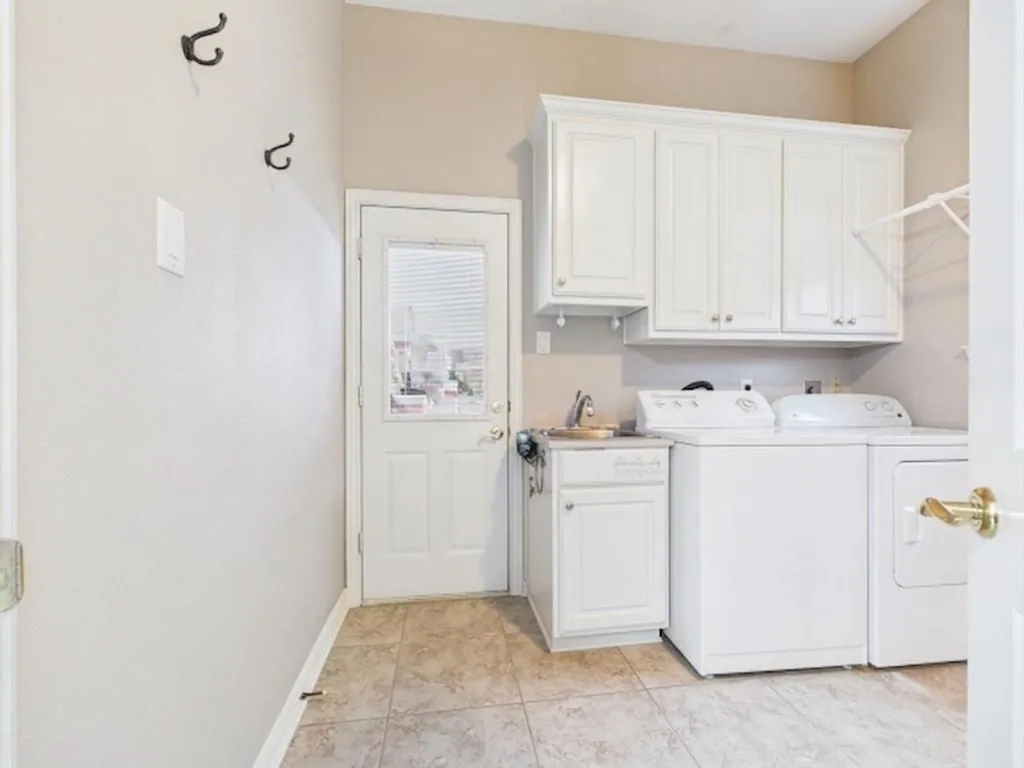 Single Family Residence For Sale in Henderson County , 706 Park Place Drive, Athens, Texas 75751, 3 Bedroom, 3 Bathroom, 2 Garage spaces, 2,266 Sqft, built in 2001, Price $439,000, mls#21301027, Real Estate Agent in Athens, Homes For Sale in Henderson county, Homes For Sale in Athens, Realtor in Athens Texas, Real Estate Brokerage Independent Realty Texas, Luminita Cordes Realtor