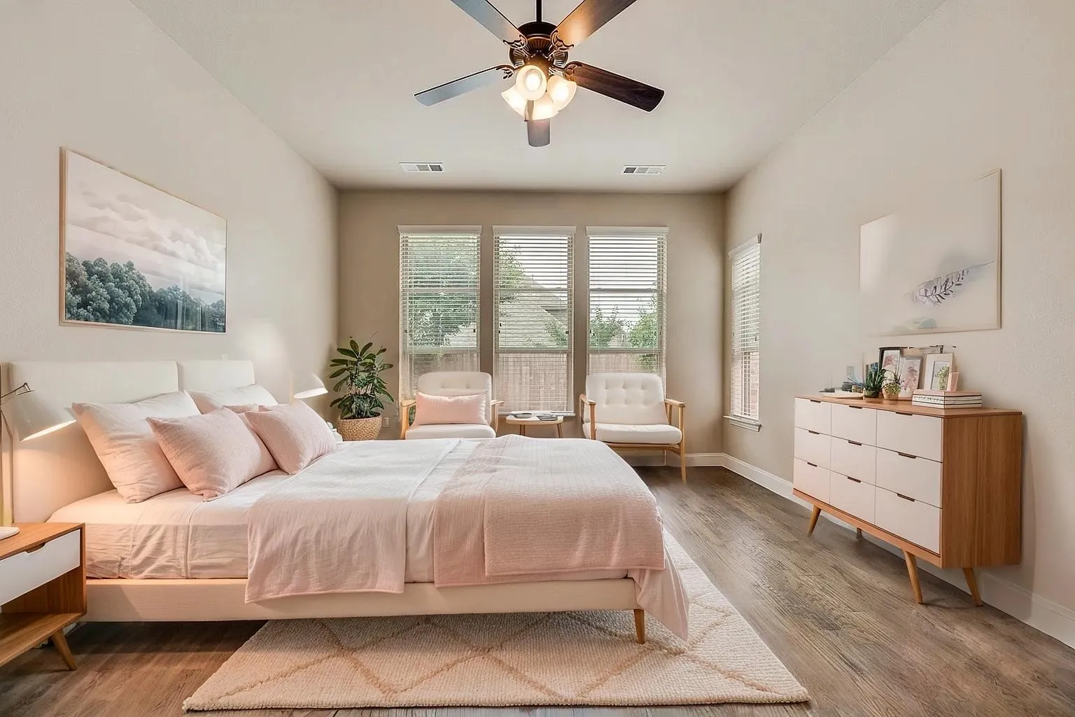 Vaulted ceiling, ceiling fan, wood-finish flooring, multiple windows, window blinds