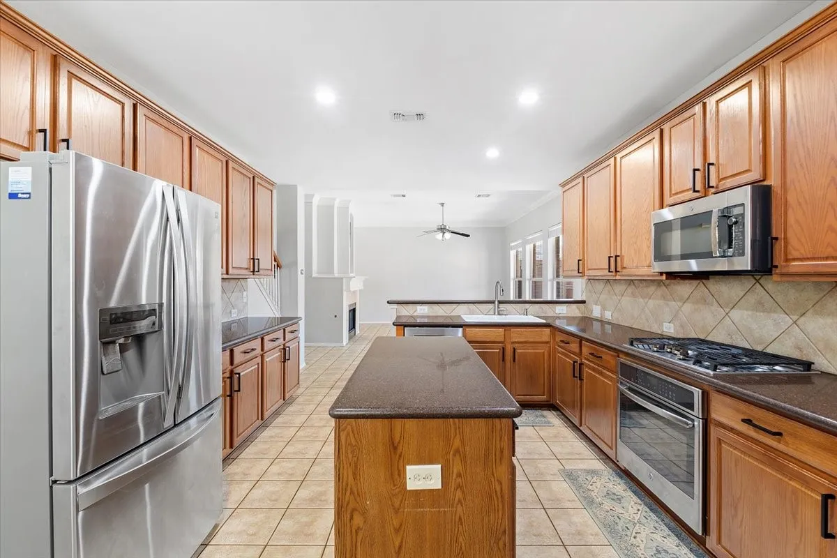 Single Family Residence For Sale in Denton County , 1121 London Drive, Frisco, Texas 75036, 5 Bedroom, 3 Bathroom, 2 Garage spaces, 3,177 Sqft, built in 2001, mls#21298184, Real Estate Agent in Frisco, Homes For Sale in Denton county, Homes For Sale in Frisco, Realtor in Frisco Texas, Real Estate Brokerage Independent Realty Texas, Luminita Cordes Realtor