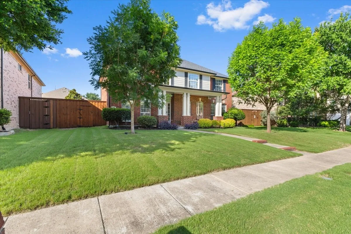 Single Family Residence For Sale in Denton County , 1121 London Drive, Frisco, Texas 75036, 5 Bedroom, 3 Bathroom, 2 Garage spaces, 3,177 Sqft, built in 2001, mls#21298184, Real Estate Agent in Frisco, Homes For Sale in Denton county, Homes For Sale in Frisco, Realtor in Frisco Texas, Real Estate Brokerage Independent Realty Texas, Luminita Cordes Realtor