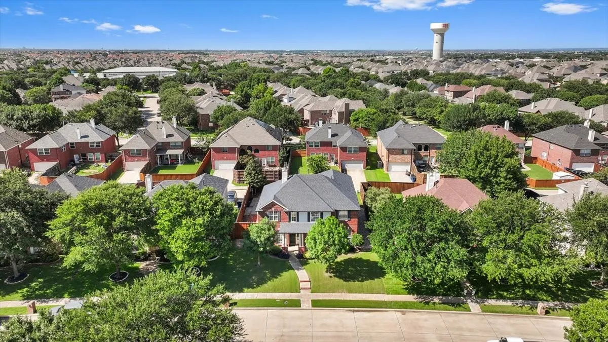 Single Family Residence For Sale in Denton County , 1121 London Drive, Frisco, Texas 75036, 5 Bedroom, 3 Bathroom, 2 Garage spaces, 3,177 Sqft, built in 2001, mls#21298184, Real Estate Agent in Frisco, Homes For Sale in Denton county, Homes For Sale in Frisco, Realtor in Frisco Texas, Real Estate Brokerage Independent Realty Texas, Luminita Cordes Realtor