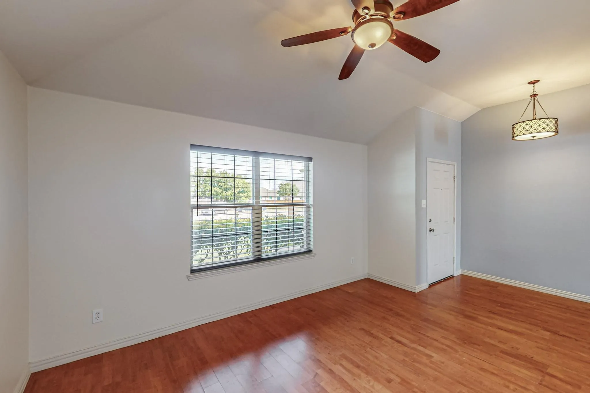 Single Family Residence For Rent in Tarrant County , 11501 Lauren Way, Fort Worth, Texas 76244, 3 Bedroom, 2 Bathroom, 2 Garage spaces, 1,784 Sqft, built in 2003, mls#21301729, Real Estate Agent in Fort Worth, Homes For Rent in Tarrant county, Homes For Rent in Fort Worth, Realtor in Fort Worth Texas, Real Estate Brokerage Independent Realty Texas, Luminita Cordes Realtor