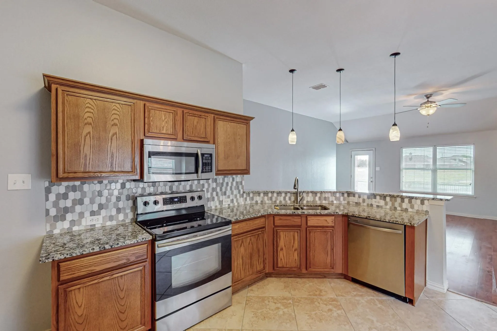 Single Family Residence For Rent in Tarrant County , 11501 Lauren Way, Fort Worth, Texas 76244, 3 Bedroom, 2 Bathroom, 2 Garage spaces, 1,784 Sqft, built in 2003, mls#21301729, Real Estate Agent in Fort Worth, Homes For Rent in Tarrant county, Homes For Rent in Fort Worth, Realtor in Fort Worth Texas, Real Estate Brokerage Independent Realty Texas, Luminita Cordes Realtor
