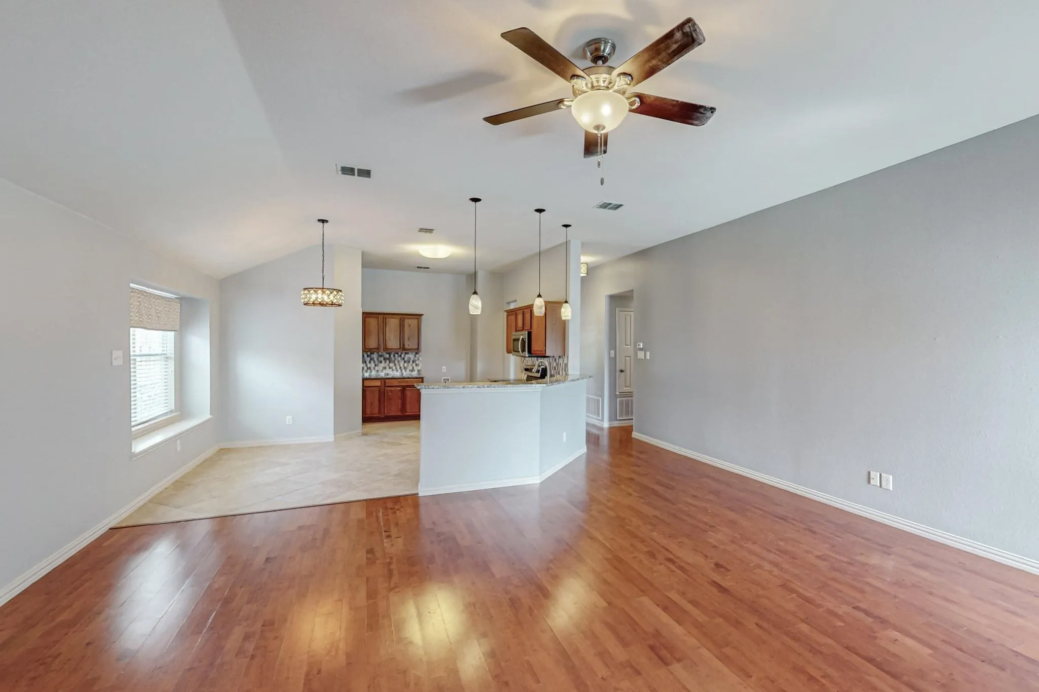 Single Family Residence For Rent in Tarrant County , 11501 Lauren Way, Fort Worth, Texas 76244, 3 Bedroom, 2 Bathroom, 2 Garage spaces, 1,784 Sqft, built in 2003, mls#21301729, Real Estate Agent in Fort Worth, Homes For Rent in Tarrant county, Homes For Rent in Fort Worth, Realtor in Fort Worth Texas, Real Estate Brokerage Independent Realty Texas, Luminita Cordes Realtor