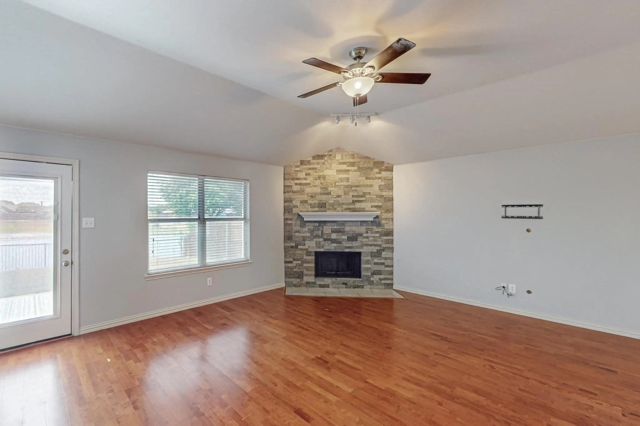 Single Family Residence For Rent in Tarrant County , 11501 Lauren Way, Fort Worth, Texas 76244, 3 Bedroom, 2 Bathroom, 2 Garage spaces, 1,784 Sqft, built in 2003, mls#21301729, Real Estate Agent in Fort Worth, Homes For Rent in Tarrant county, Homes For Rent in Fort Worth, Realtor in Fort Worth Texas, Real Estate Brokerage Independent Realty Texas, Luminita Cordes Realtor