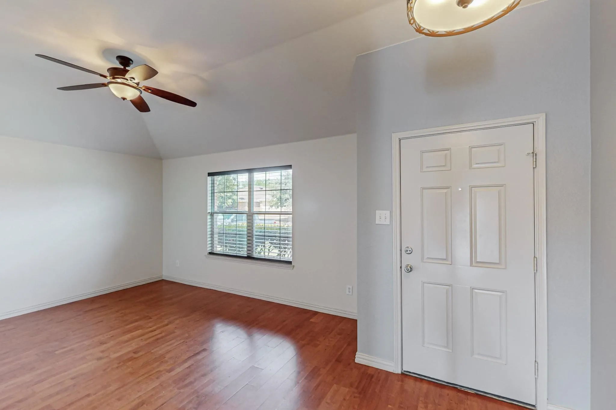 Single Family Residence For Rent in Tarrant County , 11501 Lauren Way, Fort Worth, Texas 76244, 3 Bedroom, 2 Bathroom, 2 Garage spaces, 1,784 Sqft, built in 2003, mls#21301729, Real Estate Agent in Fort Worth, Homes For Rent in Tarrant county, Homes For Rent in Fort Worth, Realtor in Fort Worth Texas, Real Estate Brokerage Independent Realty Texas, Luminita Cordes Realtor