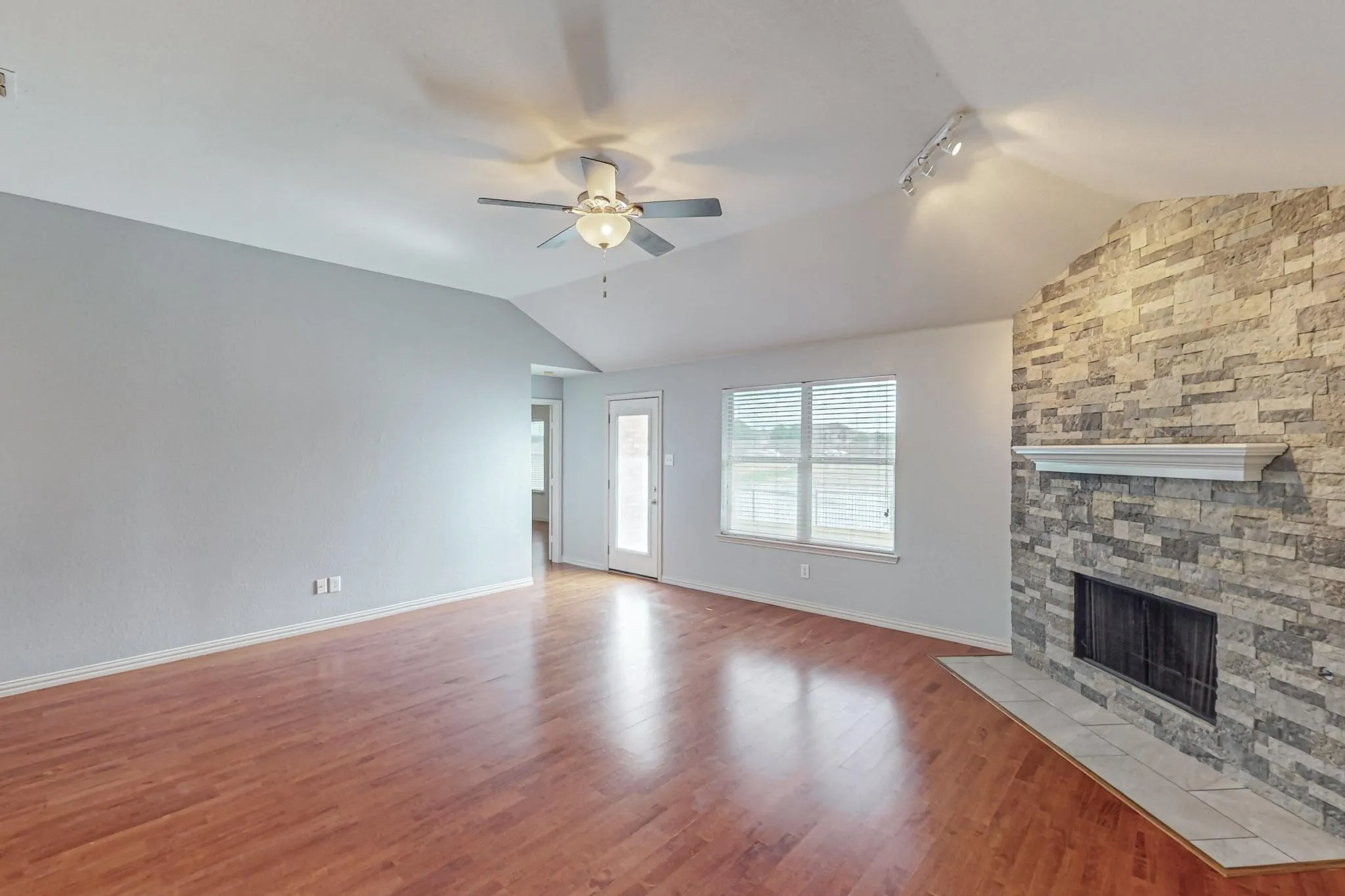 Single Family Residence For Rent in Tarrant County , 11501 Lauren Way, Fort Worth, Texas 76244, 3 Bedroom, 2 Bathroom, 2 Garage spaces, 1,784 Sqft, built in 2003, mls#21301729, Real Estate Agent in Fort Worth, Homes For Rent in Tarrant county, Homes For Rent in Fort Worth, Realtor in Fort Worth Texas, Real Estate Brokerage Independent Realty Texas, Luminita Cordes Realtor