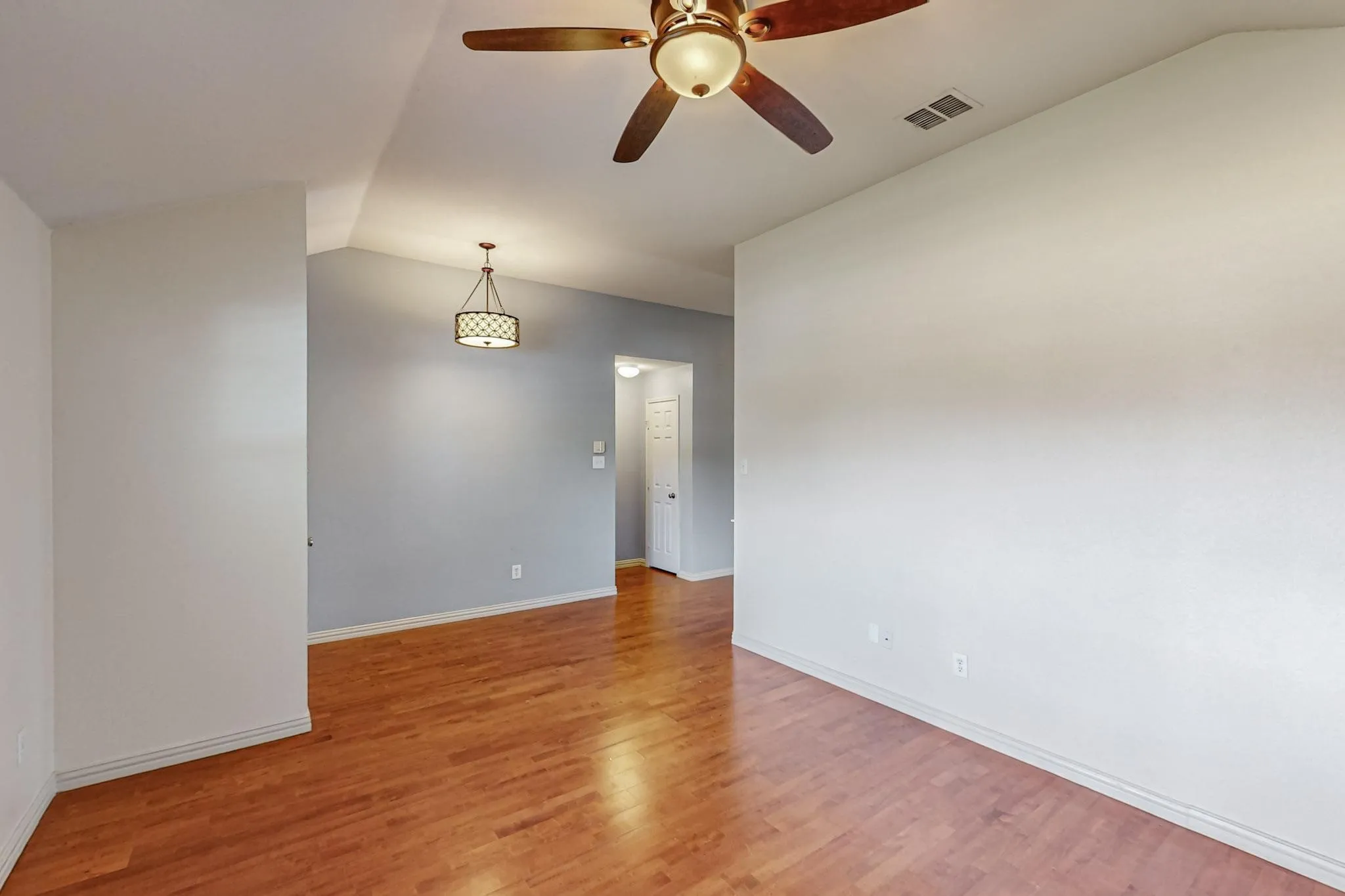 Single Family Residence For Rent in Tarrant County , 11501 Lauren Way, Fort Worth, Texas 76244, 3 Bedroom, 2 Bathroom, 2 Garage spaces, 1,784 Sqft, built in 2003, mls#21301729, Real Estate Agent in Fort Worth, Homes For Rent in Tarrant county, Homes For Rent in Fort Worth, Realtor in Fort Worth Texas, Real Estate Brokerage Independent Realty Texas, Luminita Cordes Realtor