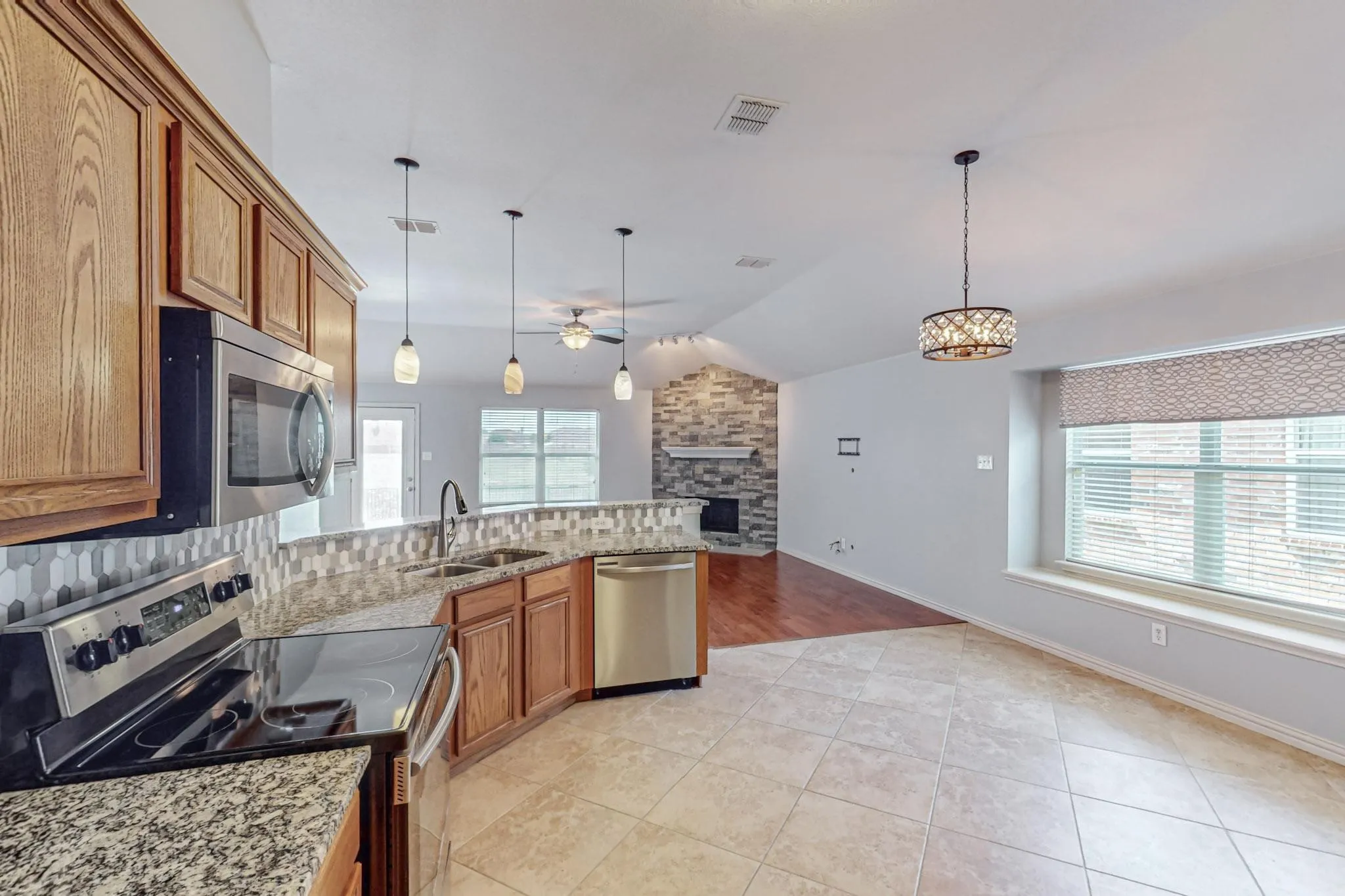 Single Family Residence For Rent in Tarrant County , 11501 Lauren Way, Fort Worth, Texas 76244, 3 Bedroom, 2 Bathroom, 2 Garage spaces, 1,784 Sqft, built in 2003, mls#21301729, Real Estate Agent in Fort Worth, Homes For Rent in Tarrant county, Homes For Rent in Fort Worth, Realtor in Fort Worth Texas, Real Estate Brokerage Independent Realty Texas, Luminita Cordes Realtor