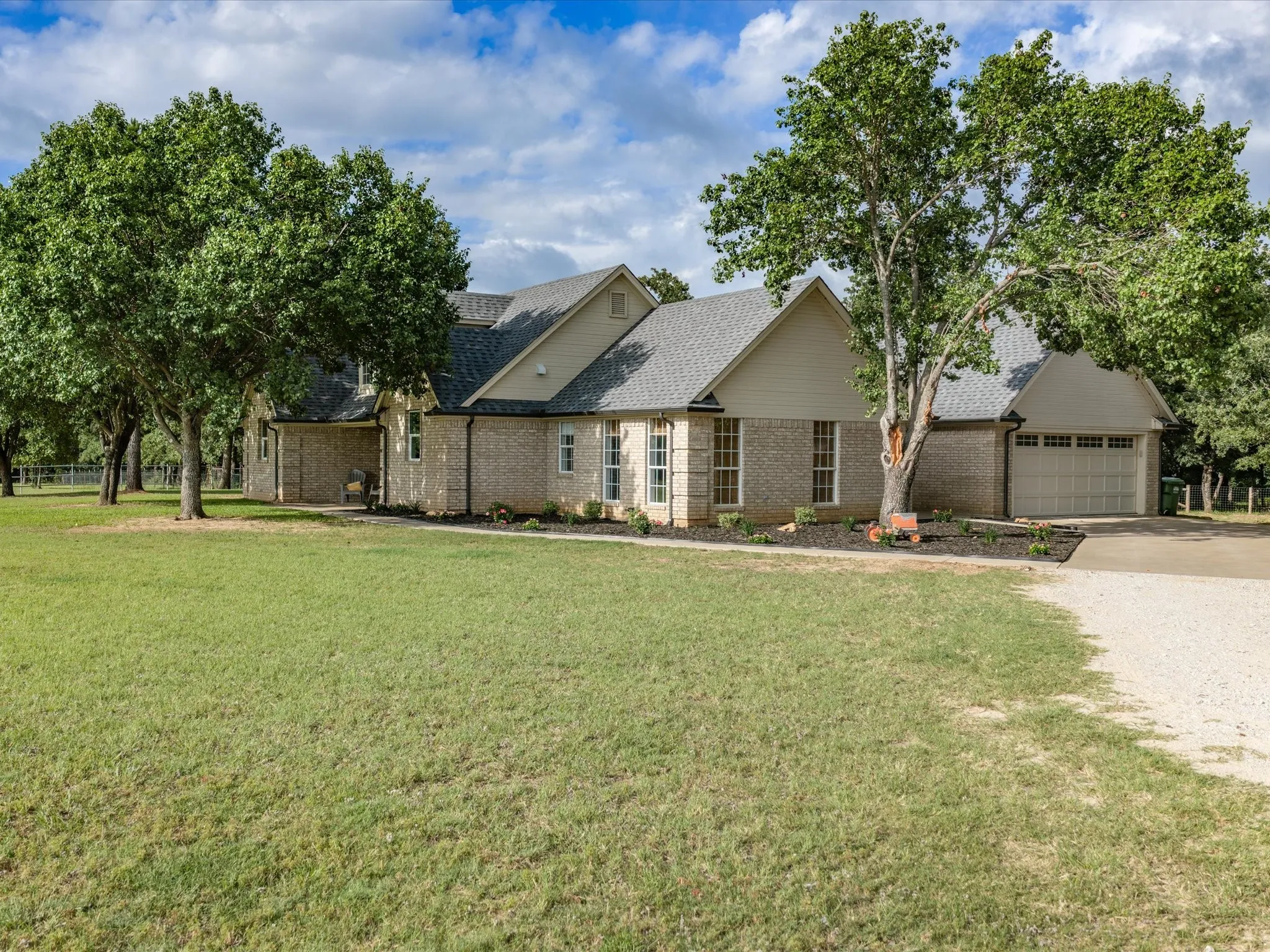 Single Family Residence For Sale in Wise County , 210 County Road 2696, Alvord, Texas 76225, 3 Bedroom, 2 Bathroom, 2 Garage spaces, 1,467 Sqft, built in 1997, mls#21290704, Real Estate Agent in Alvord, Homes For Sale in Wise county, Homes For Sale in Alvord, Realtor in Alvord Texas, Real Estate Brokerage Independent Realty Texas, Luminita Cordes Realtor