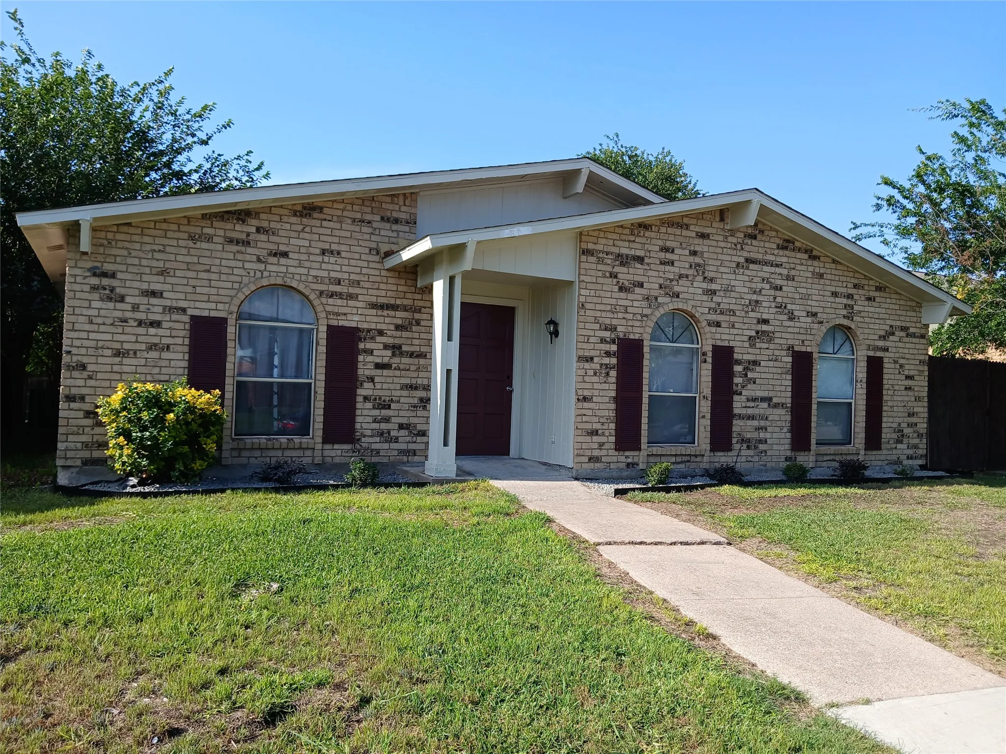 Single Family Residence For Rent in Denton County , 5616 Tucker Street, The Colony, Texas 75056, 5 Bedroom, 2 Bathroom, Garage spaces, 2,166 Sqft, built in 1983, mls#21301563, Real Estate Agent in The Colony, Homes For Rent in Denton county, Homes For Rent in The Colony, Realtor in The Colony Texas, Real Estate Brokerage Independent Realty Texas, Luminita Cordes Realtor