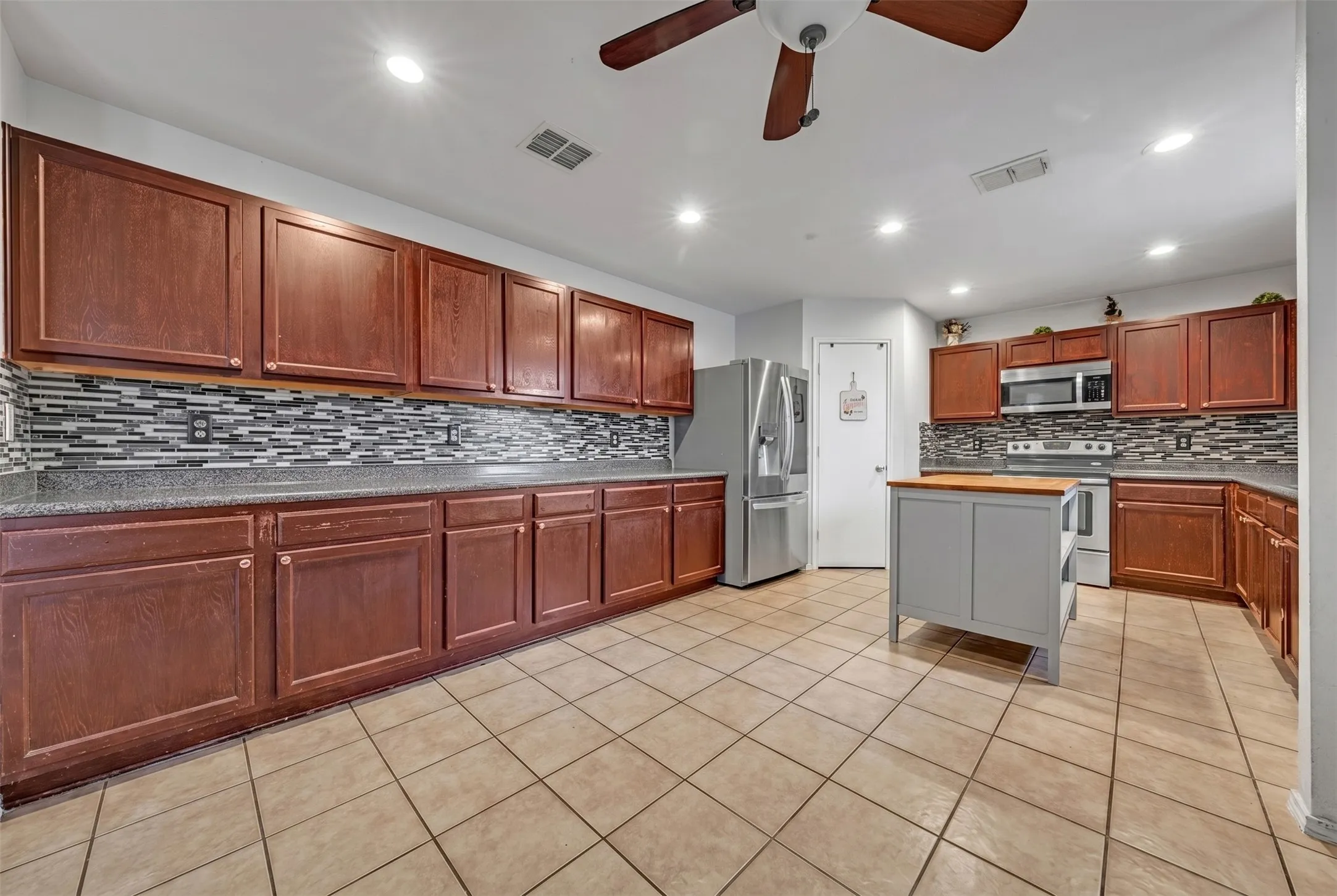 Single Family Residence For Sale in Tarrant County , 9129 Troy Drive, Fort Worth, Texas 76123, 5 Bedroom, 3 Bathroom, 2 Garage spaces, 3,607 Sqft, built in 2006, mls#21297446, Real Estate Agent in Fort Worth, Homes For Sale in Tarrant county, Homes For Sale in Fort Worth, Realtor in Fort Worth Texas, Real Estate Brokerage Independent Realty Texas, Luminita Cordes Realtor
