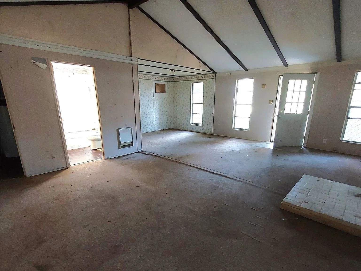 Single Family Residence For Sale in Henderson County , 1805 Cherokee Trace, Tool, Texas 75143, 2 Bedroom, 2 Bathroom, Garage spaces, 1,416 Sqft, built in 1971, mls#21300904, Real Estate Agent in Tool, Homes For Sale in Henderson county, Homes For Sale in Tool, Realtor in Tool Texas, Real Estate Brokerage Independent Realty Texas, Luminita Cordes Realtor