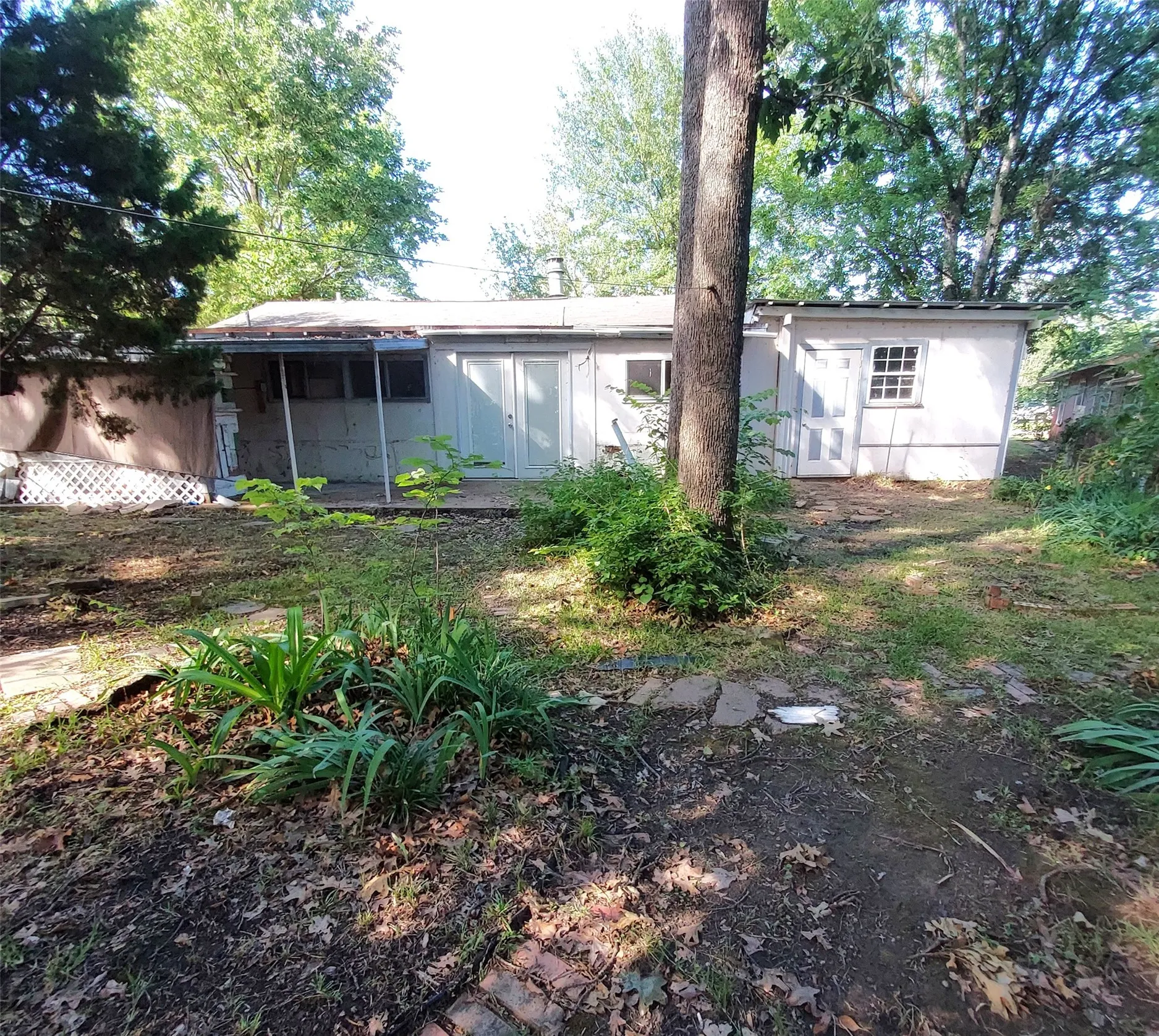 Single Family Residence For Sale in Henderson County , 1805 Cherokee Trace, Tool, Texas 75143, 2 Bedroom, 2 Bathroom, Garage spaces, 1,416 Sqft, built in 1971, mls#21300904, Real Estate Agent in Tool, Homes For Sale in Henderson county, Homes For Sale in Tool, Realtor in Tool Texas, Real Estate Brokerage Independent Realty Texas, Luminita Cordes Realtor