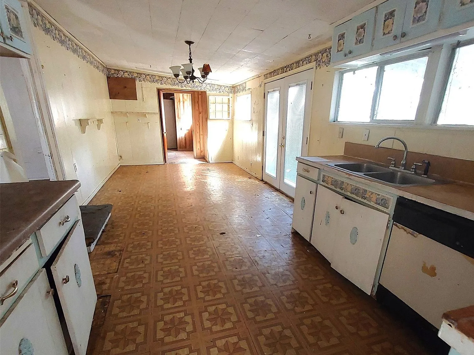 Single Family Residence For Sale in Henderson County , 1805 Cherokee Trace, Tool, Texas 75143, 2 Bedroom, 2 Bathroom, Garage spaces, 1,416 Sqft, built in 1971, mls#21300904, Real Estate Agent in Tool, Homes For Sale in Henderson county, Homes For Sale in Tool, Realtor in Tool Texas, Real Estate Brokerage Independent Realty Texas, Luminita Cordes Realtor
