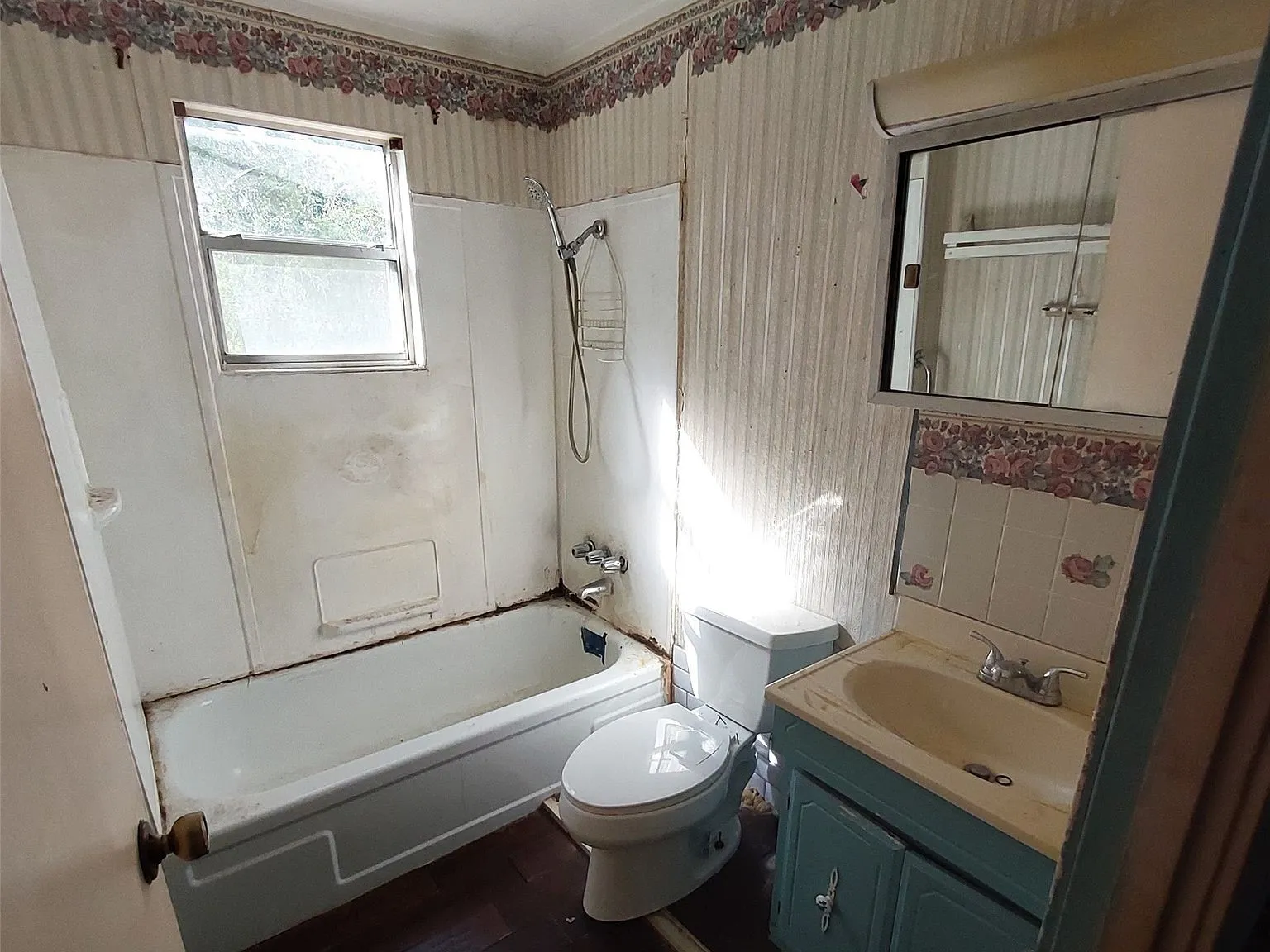 Single Family Residence For Sale in Henderson County , 1805 Cherokee Trace, Tool, Texas 75143, 2 Bedroom, 2 Bathroom, Garage spaces, 1,416 Sqft, built in 1971, mls#21300904, Real Estate Agent in Tool, Homes For Sale in Henderson county, Homes For Sale in Tool, Realtor in Tool Texas, Real Estate Brokerage Independent Realty Texas, Luminita Cordes Realtor