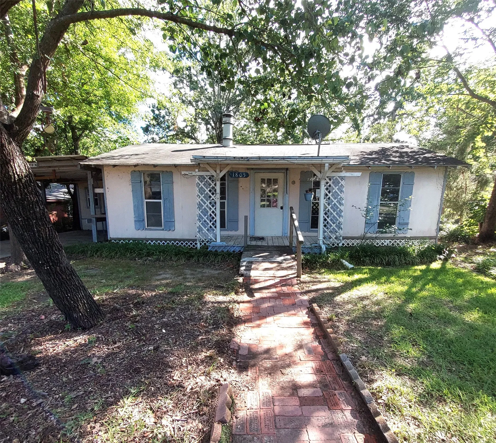 Single Family Residence For Sale in Henderson County , 1805 Cherokee Trace, Tool, Texas 75143, 2 Bedroom, 2 Bathroom, Garage spaces, 1,416 Sqft, built in 1971, mls#21300904, Real Estate Agent in Tool, Homes For Sale in Henderson county, Homes For Sale in Tool, Realtor in Tool Texas, Real Estate Brokerage Independent Realty Texas, Luminita Cordes Realtor