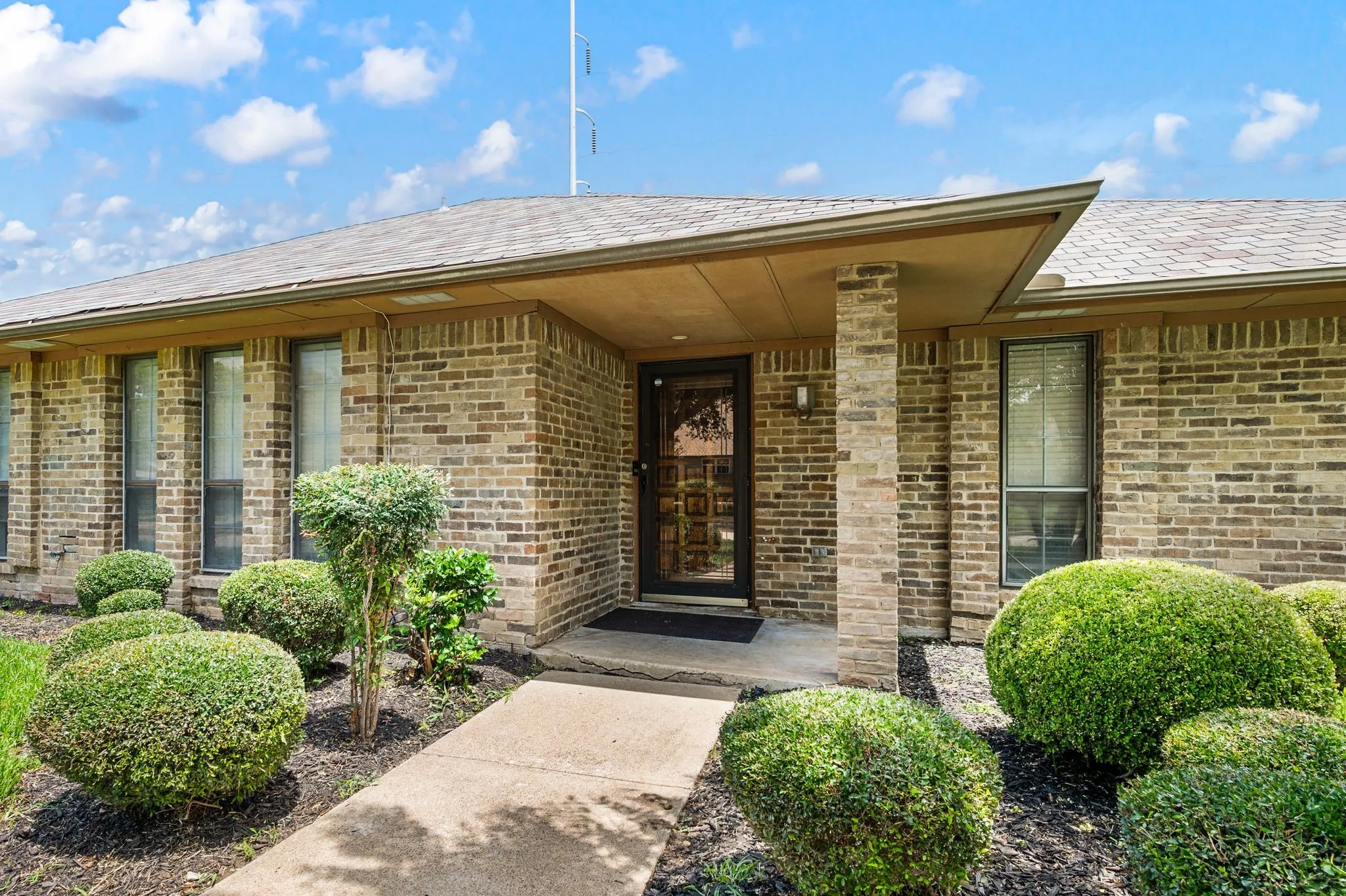 Single Family Residence For Sale in Dallas County , 8709 Forest Green Drive, Dallas, Texas 75243, 3 Bedroom, 3 Bathroom, 2 Garage spaces, 2,103 Sqft, built in 1974, mls#21301879, Real Estate Agent in Dallas, Homes For Sale in Dallas county, Homes For Sale in Dallas, Realtor in Dallas Texas, Real Estate Brokerage Independent Realty Texas, Luminita Cordes Realtor